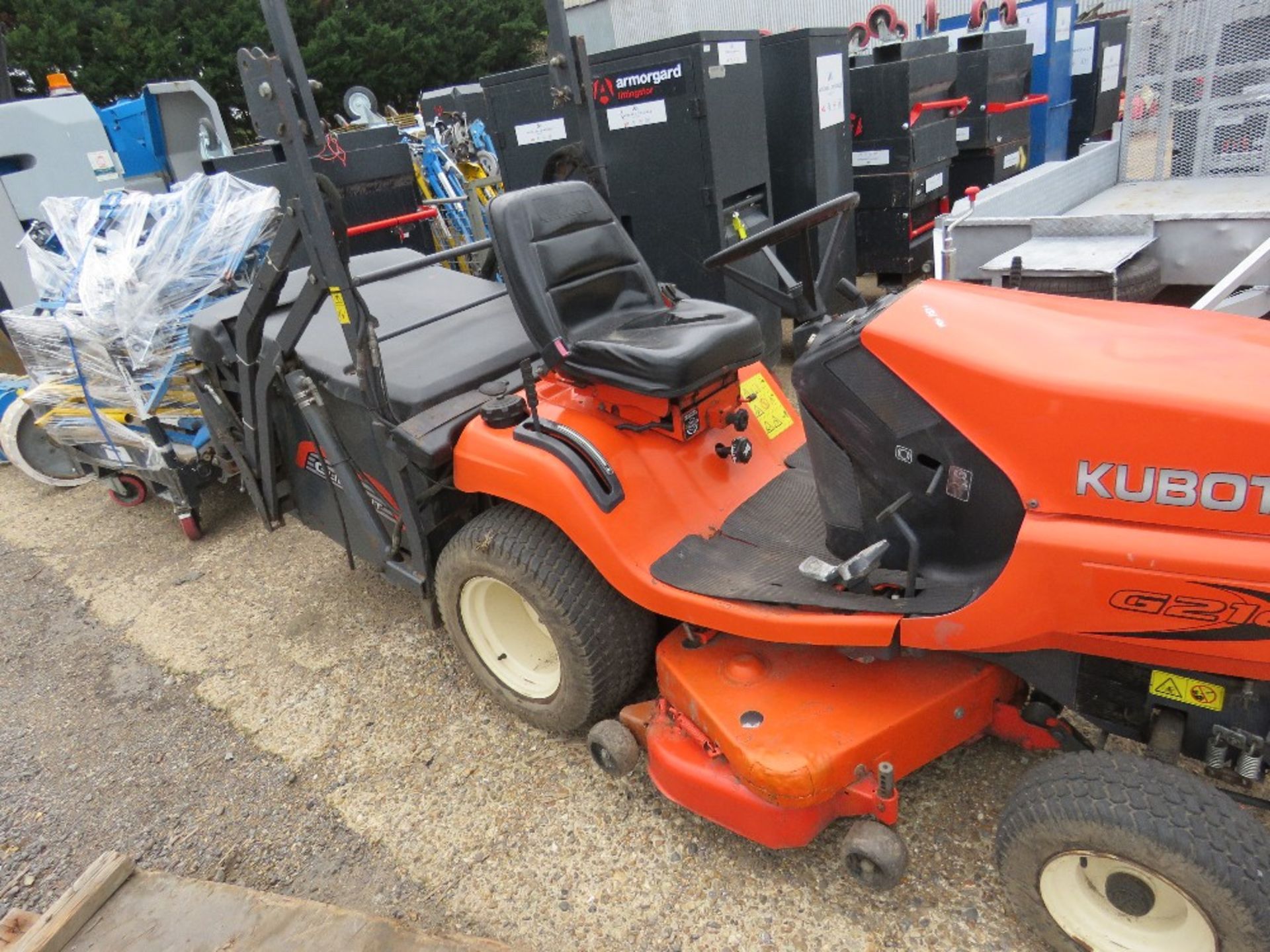 KUBOTA G21E RIDE ON MOWER WITH HIGH DISCHARGE COLLECTOR, YEAR 2014. WHEN TESTED WAS SEEN TO RUN, DRI - Image 7 of 7