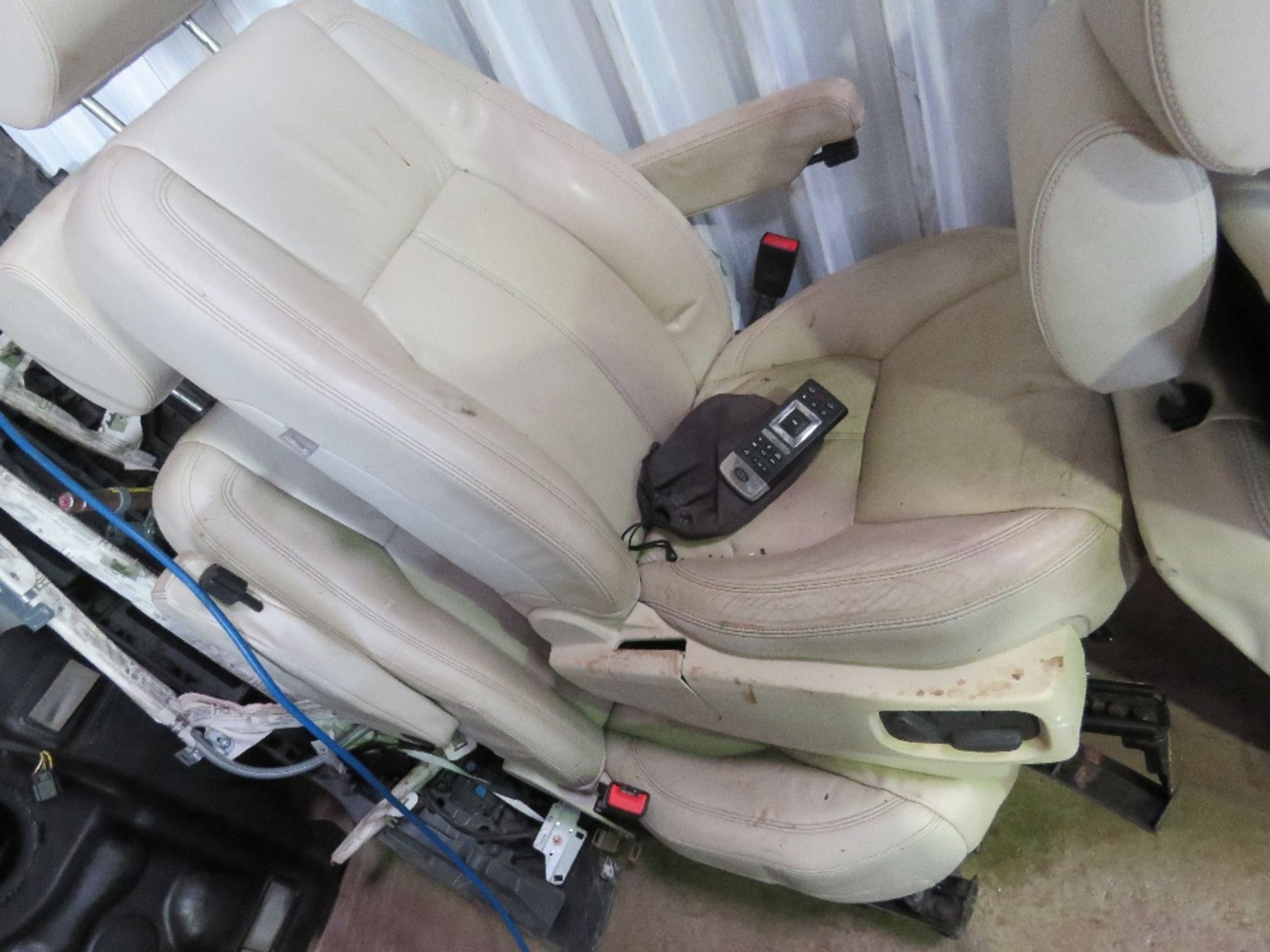 SET OF LEATHER DISCOVERY SEATS WITH ENTERTAINMENT IN HEADRESTS PLUS CURTAIN AIR BAGS. EX YEAR 2013 C - Image 3 of 11
