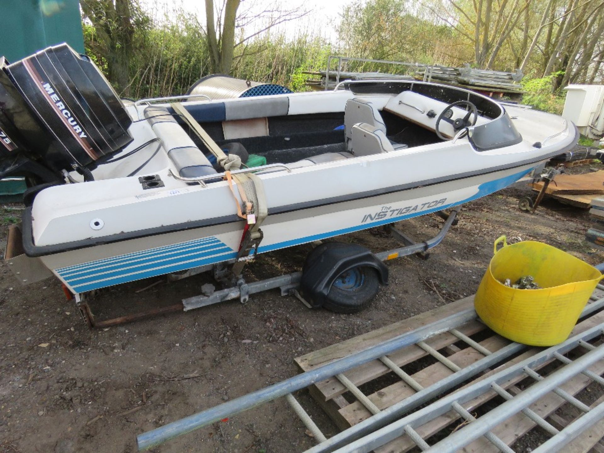 SPEED BOAT, 15FT LENGTH APPROX ON SINGLE AXLE TRAILER (AXLE NEEDS ATTENTION). MERCURY 75HP 2 STROKE - Image 2 of 9