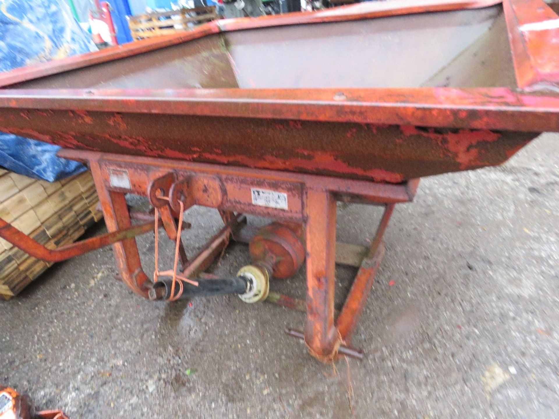 TRACTOR MOUNTED FERTILISER SPREADER. THIS LOT IS SOLD UNDER THE AUCTIONEERS MARGIN SCHEME, THEREF - Image 4 of 4