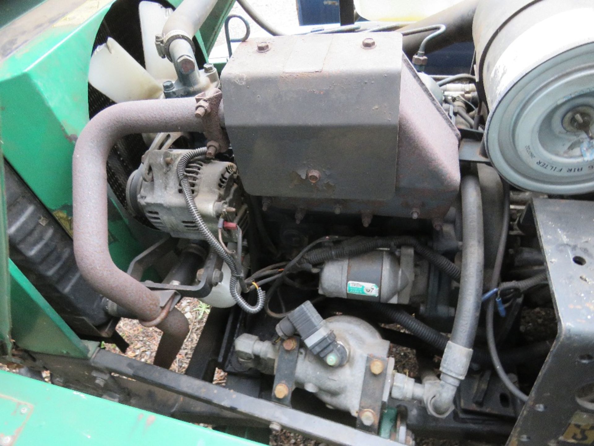 RANSOMES TRIPLE RIDE ON MOWER WITH KUBOTA ENGINE. BEEN IN STORAGE FOR SOME TIME. WHEN BRIEFLY TESTED - Image 4 of 8