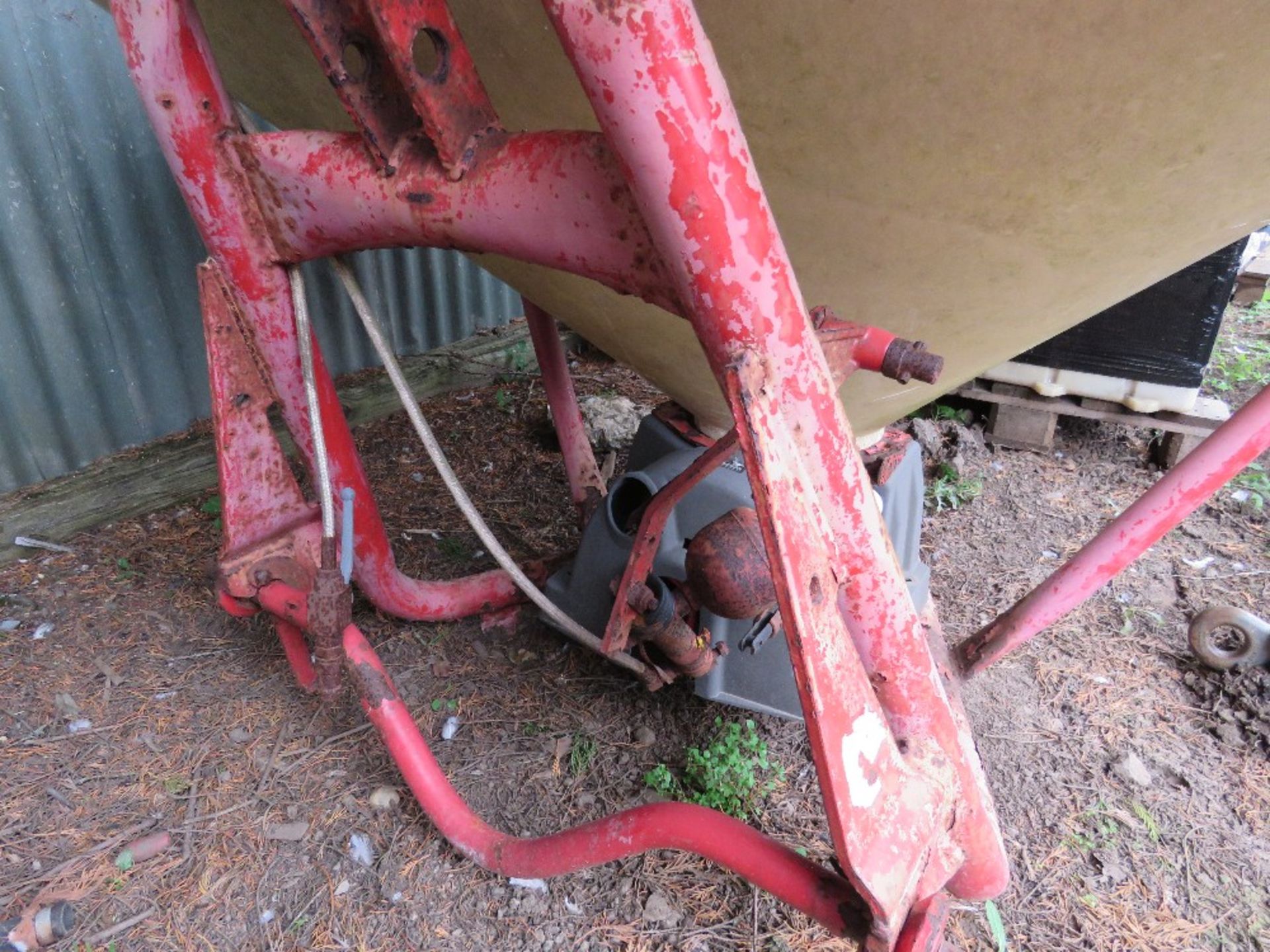 VICON VARISPREADER TRACTOR MOUNTED FERTISER SPREADER. THIS LOT IS SOLD UNDER THE AUCTIONEERS MARG - Image 2 of 7