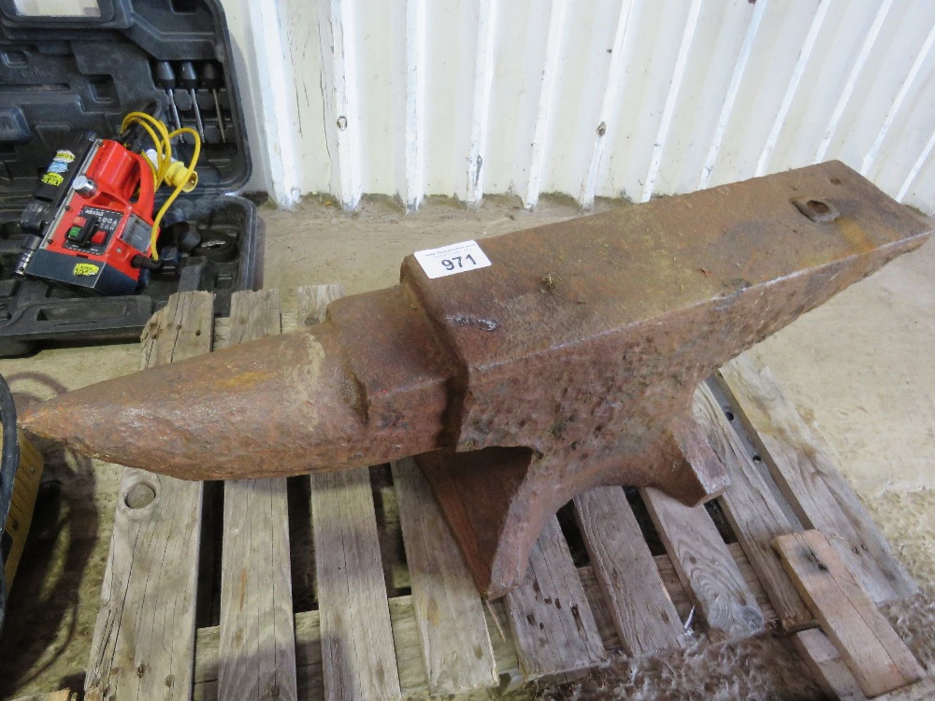 BLACKSMITH'S ANVIL, 90CM OVERALL LENGTH APPROX.