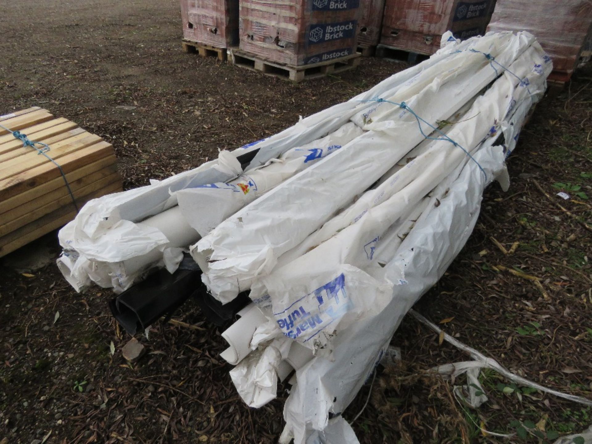 ASSORTED LONG LENGTH PLASTIC GUTTERING ITEMS. THIS LOT IS SOLD UNDER THE AUCTIONEERS MARGIN SCHEM - Image 3 of 4