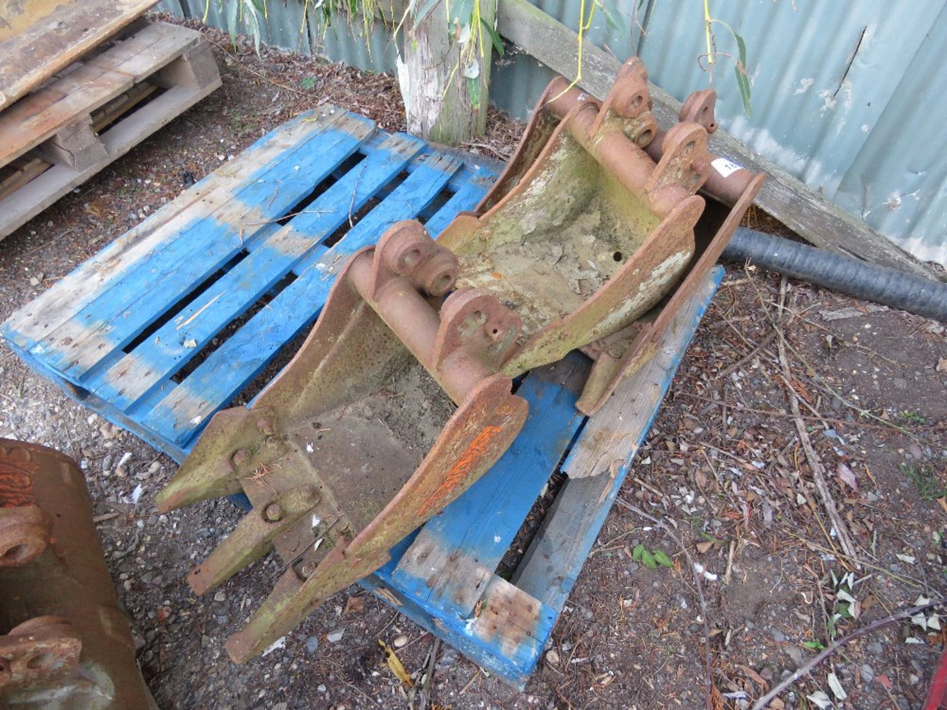 3NO MINI EXCAVATOR BUCKETS ON 25MM PINS, AS SHOWN.