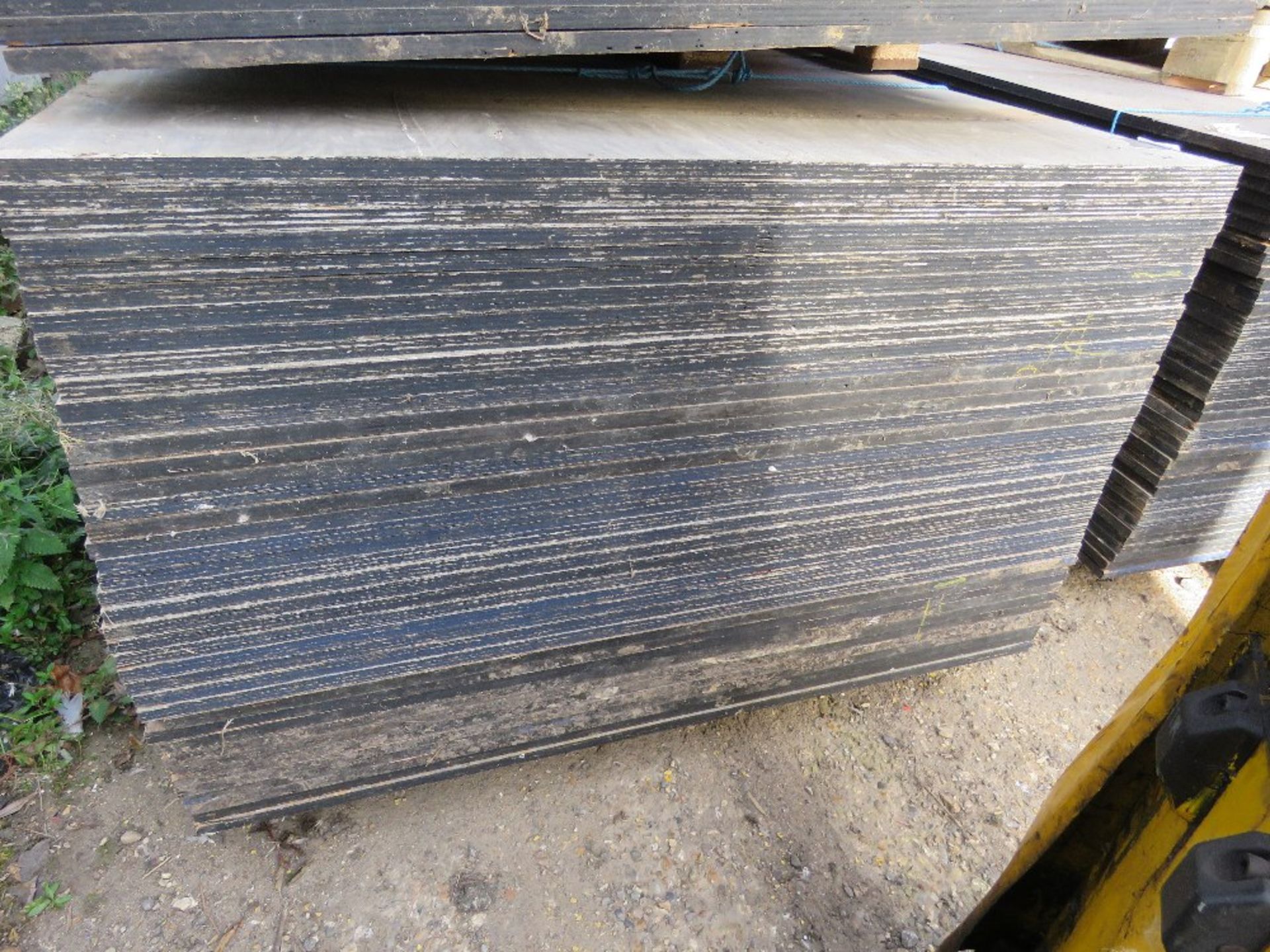 BUNDLE OF 40NO SHEETS OF 18MM PLYWOOD, BLUE PAINTED ON ONE SITE, DIRECT FROM SITE CLEARANCE. THI - Image 2 of 3