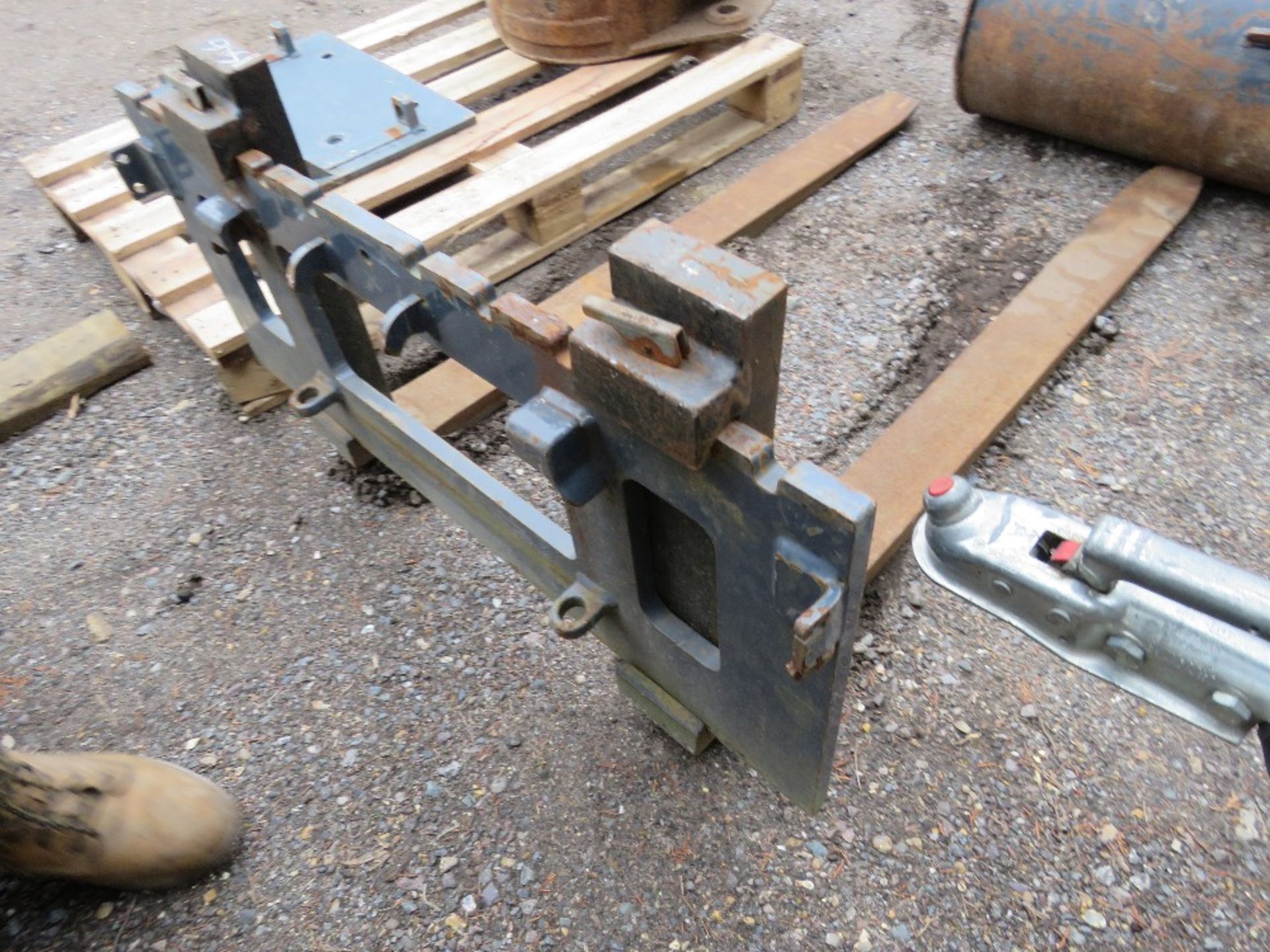 SET OF PALLET FORKS FOR AVANT LOADER OR SIMILAR THIS LOT IS SOLD UNDER THE AUCTIONEERS MARGIN SCH - Image 3 of 3