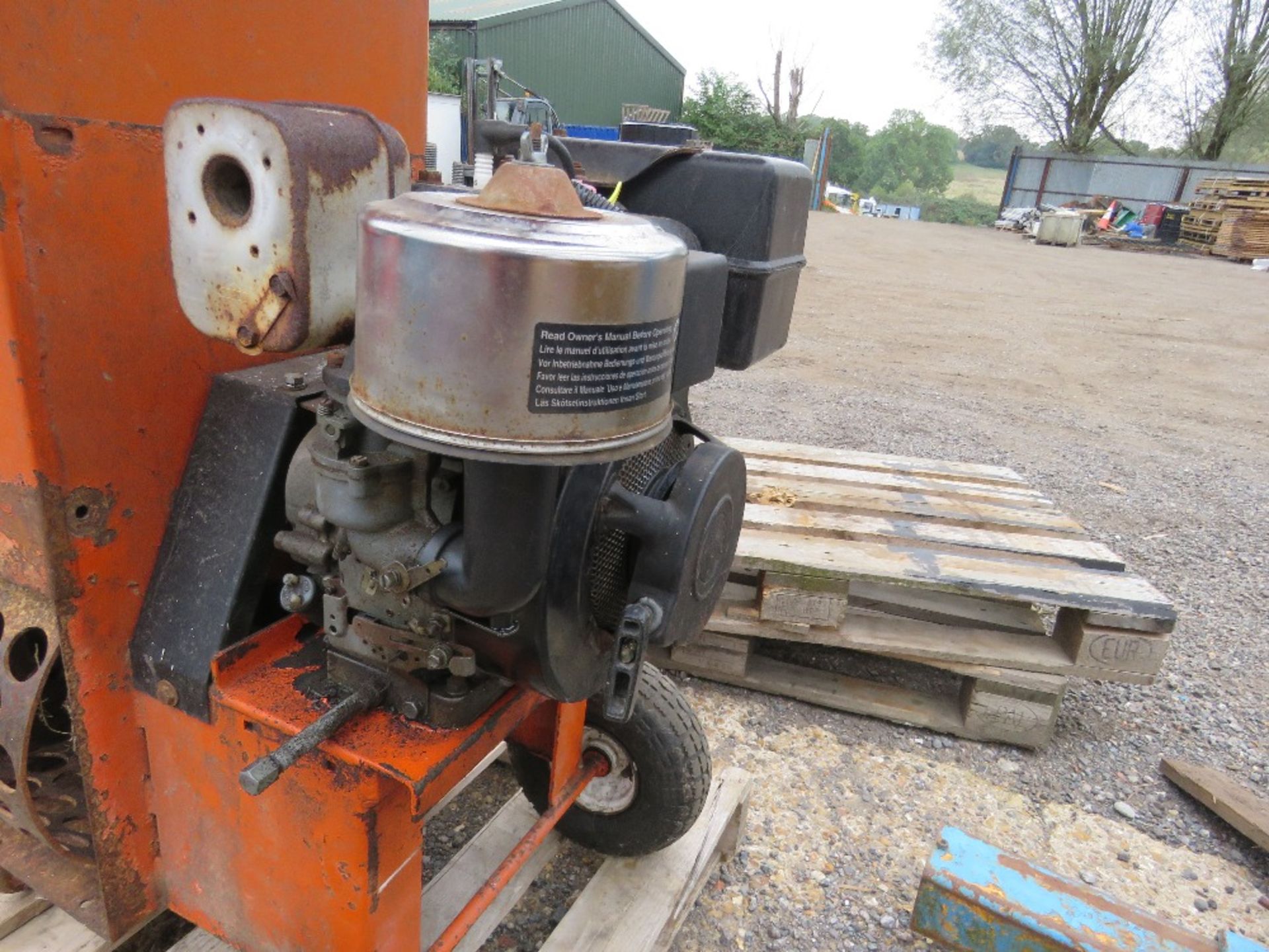 BEARCAT PETROL ENGINED SHREDDER/CHIPPER, NEEDS ATTENTION. THIS LOT IS SOLD UNDER THE AUCTIONEERS M - Image 6 of 6