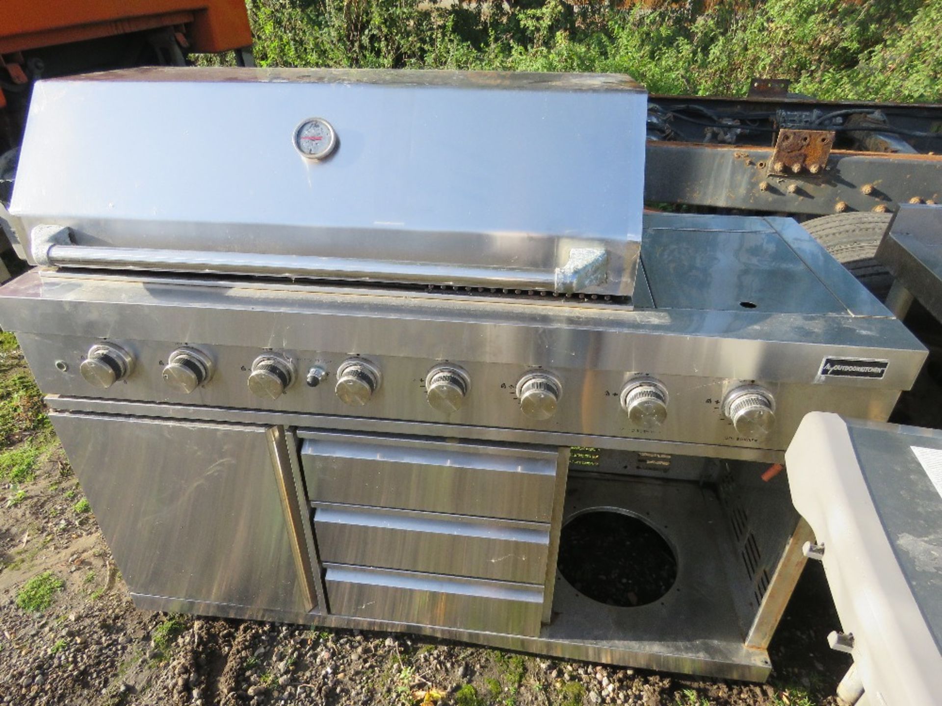 3X INDUSTRIAL BARBEQUES AND STAINLESS STEEL SINK UNIT. THIS LOT IS SOLD UNDER THE AUCTIONEERS MA - Image 5 of 6