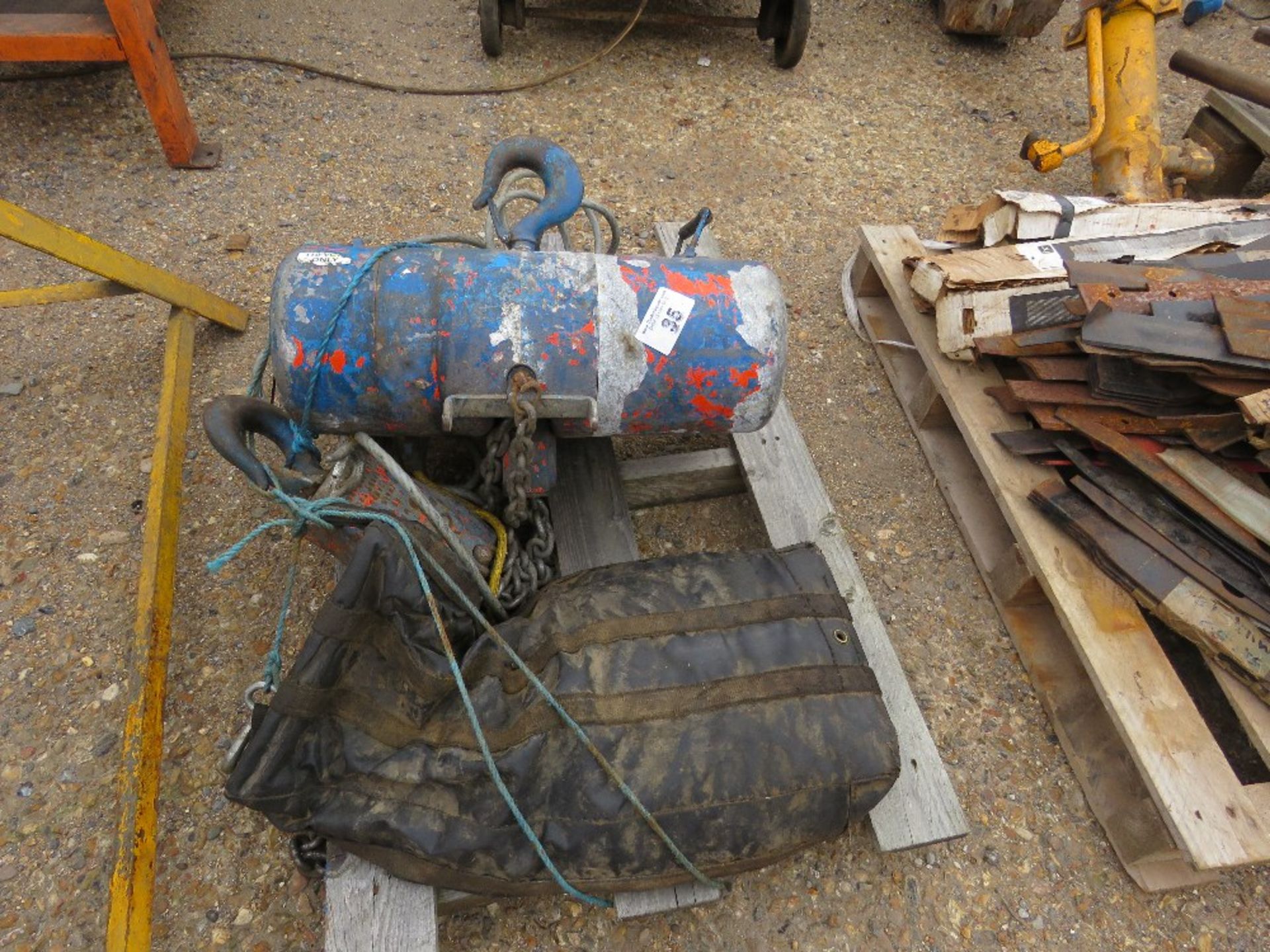 HEAVY DUTY 110VOLT CHAIN GANTRY HOIST UNIT. THIS LOT IS SOLD UNDER THE AUCTIONEERS MARGIN SCHEME, - Image 2 of 5