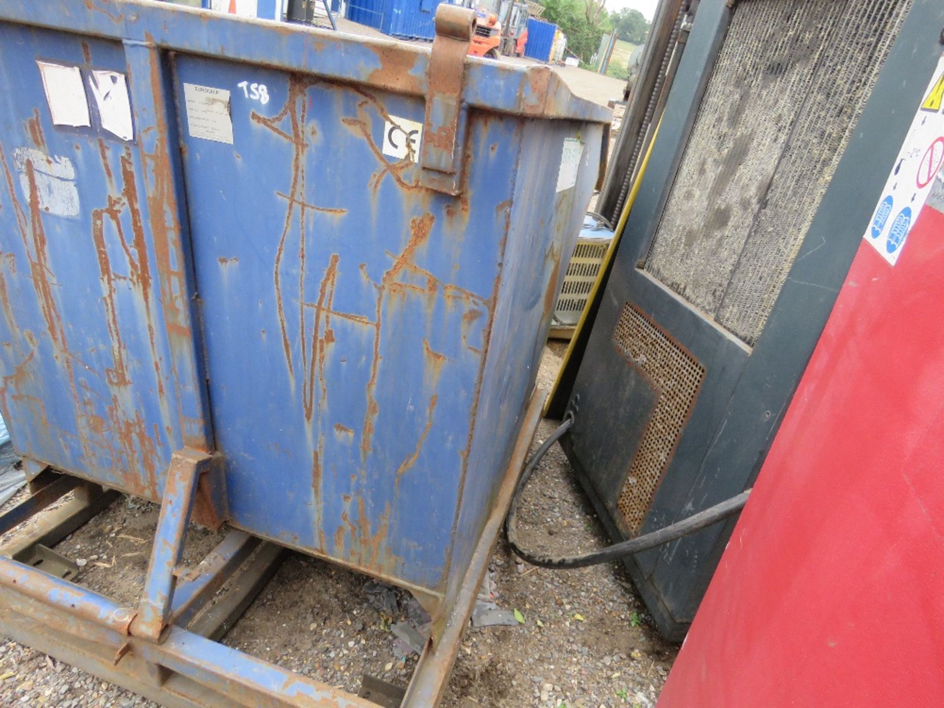 FORKLIFT MOUNTED TIP SKIP, LARGE SIZED. SOURCED FROM SITE CLOSURE. - Image 5 of 6