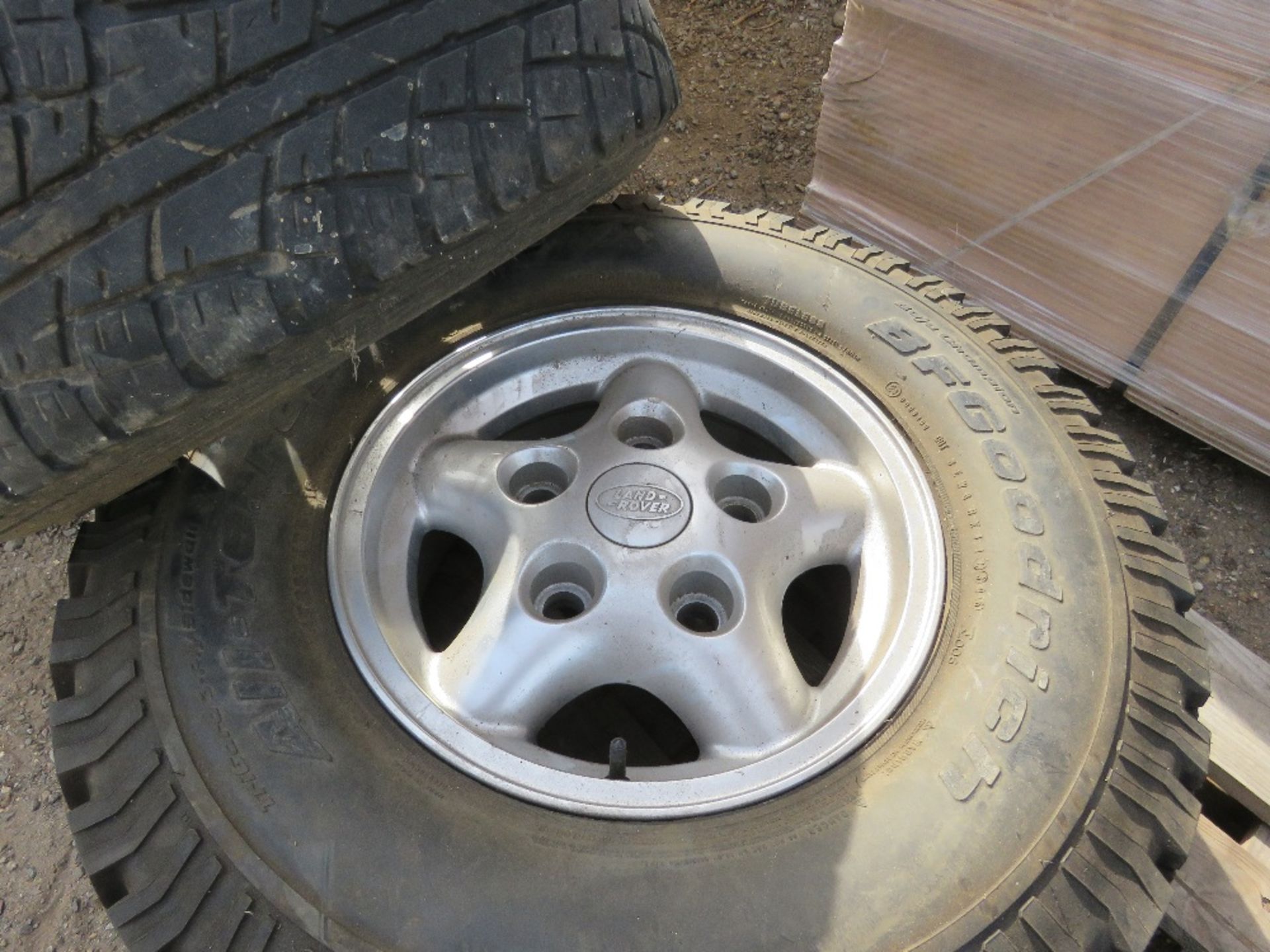 2 X LANDROVER DISCOVERY ALLOY WHEELS AND TYRES. THIS LOT IS SOLD UNDER THE AUCTIONEERS MARGIN SCH - Image 4 of 6