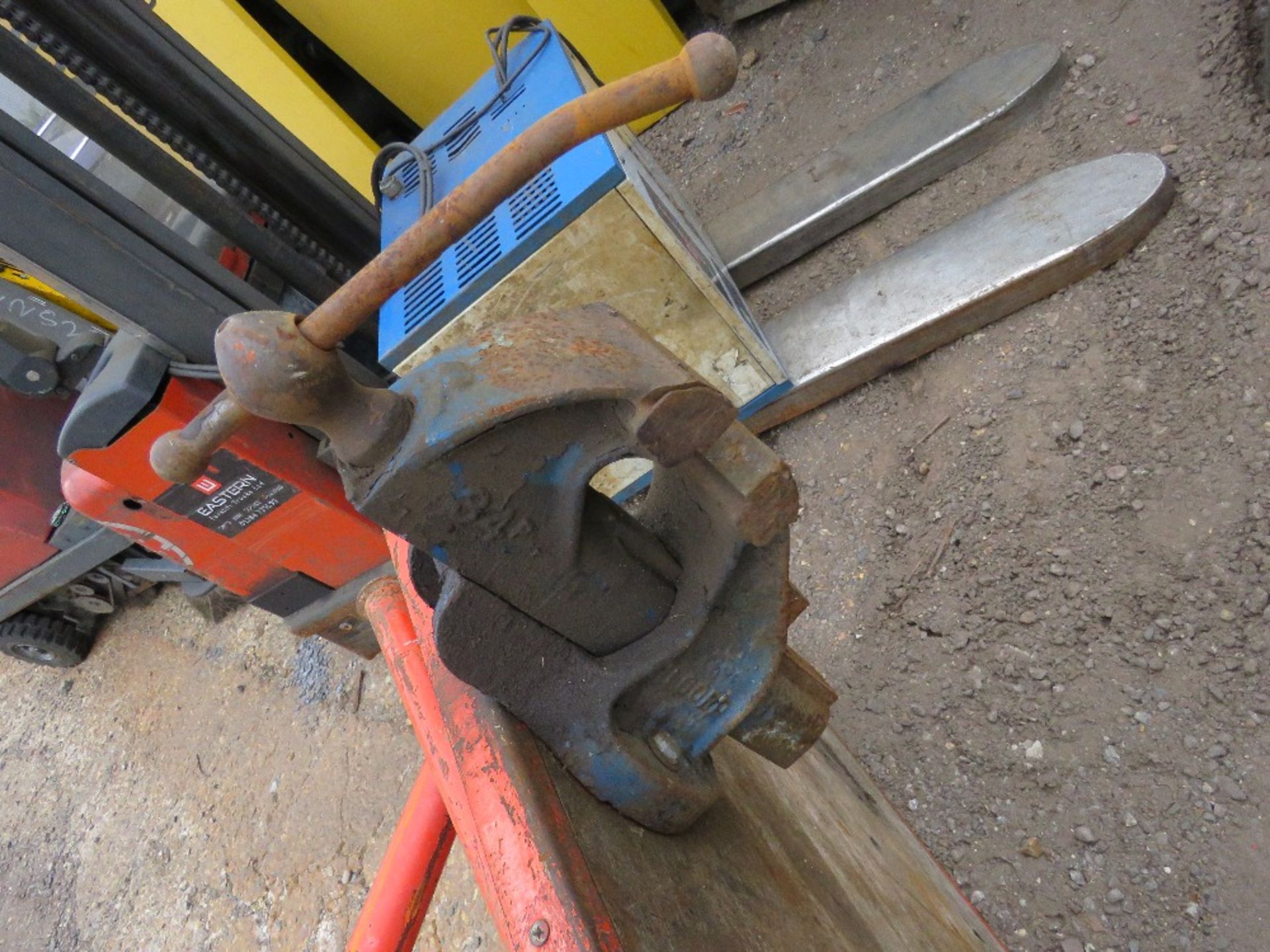 RIDGID PIPE VICE TABLE. SOURCED FROM SITE CLOSURE. - Image 4 of 4