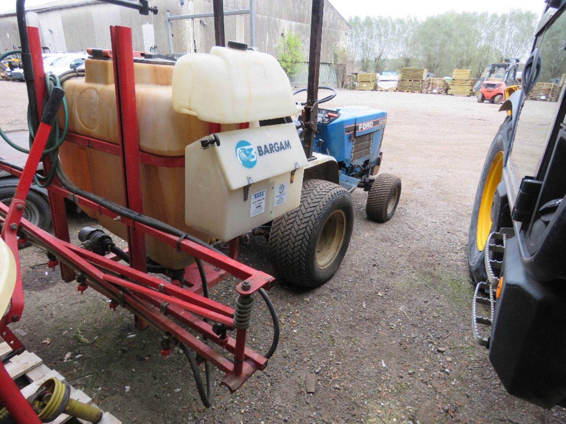 FORD 1220 4WD COMPACT TRACTOR ON GRASS TYRES. COMES WITH A BARGAM POG200/1106 TRACTOR MOUNTED CROP S - Image 6 of 17