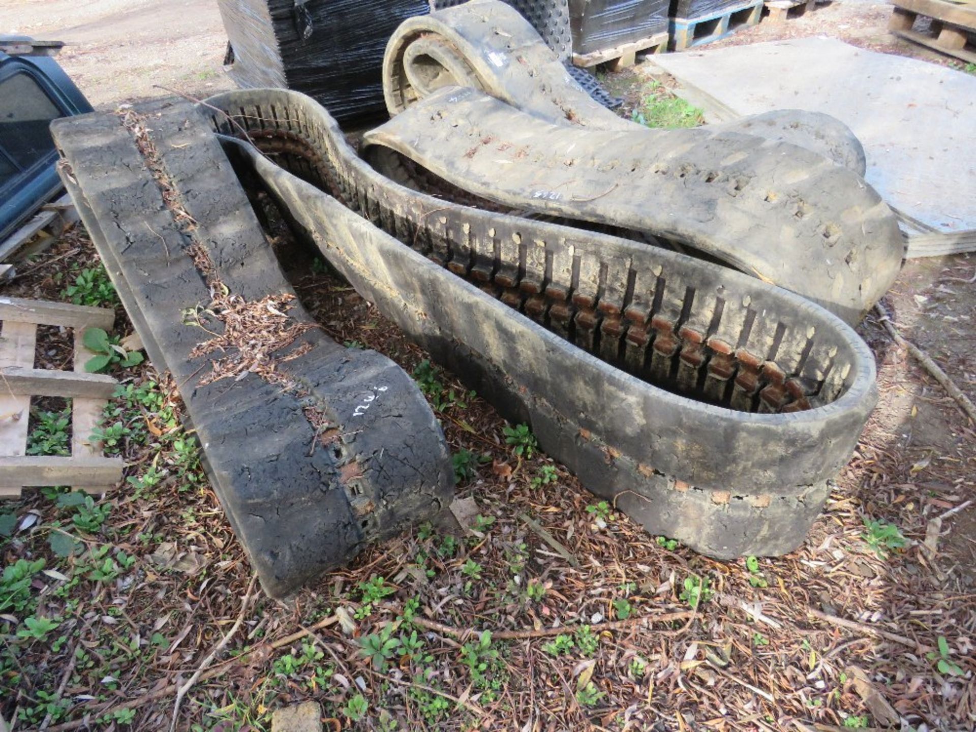 4 X LARGE RUBBER EXCAVATOR TRACKS, PART WORN. - Image 4 of 4