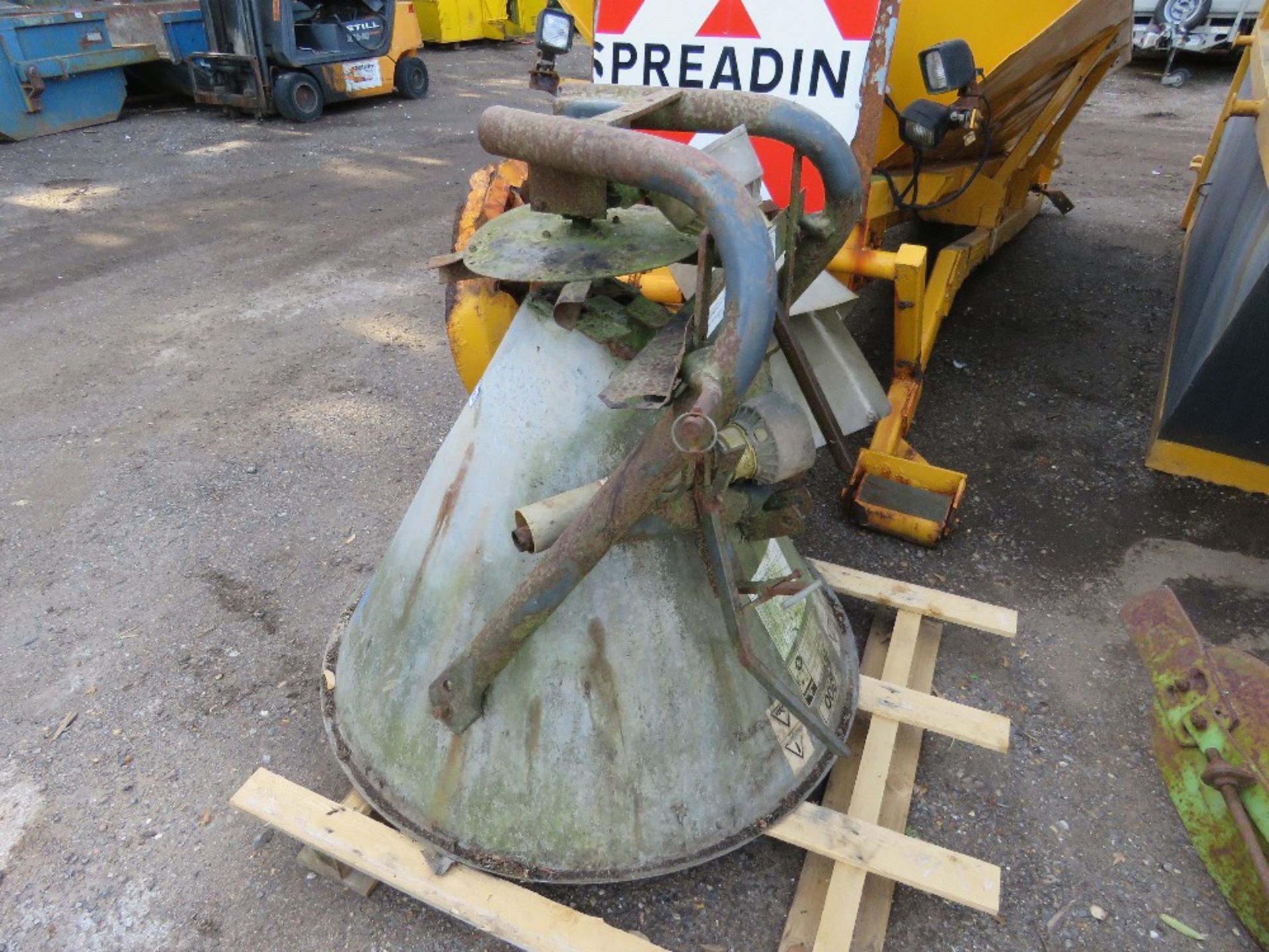 WESSEX 300 SMALL SIZED FERTILISER SPREADER. THIS LOT IS SOLD UNDER THE AUCTIONEERS MARGIN SCHEME - Image 2 of 4