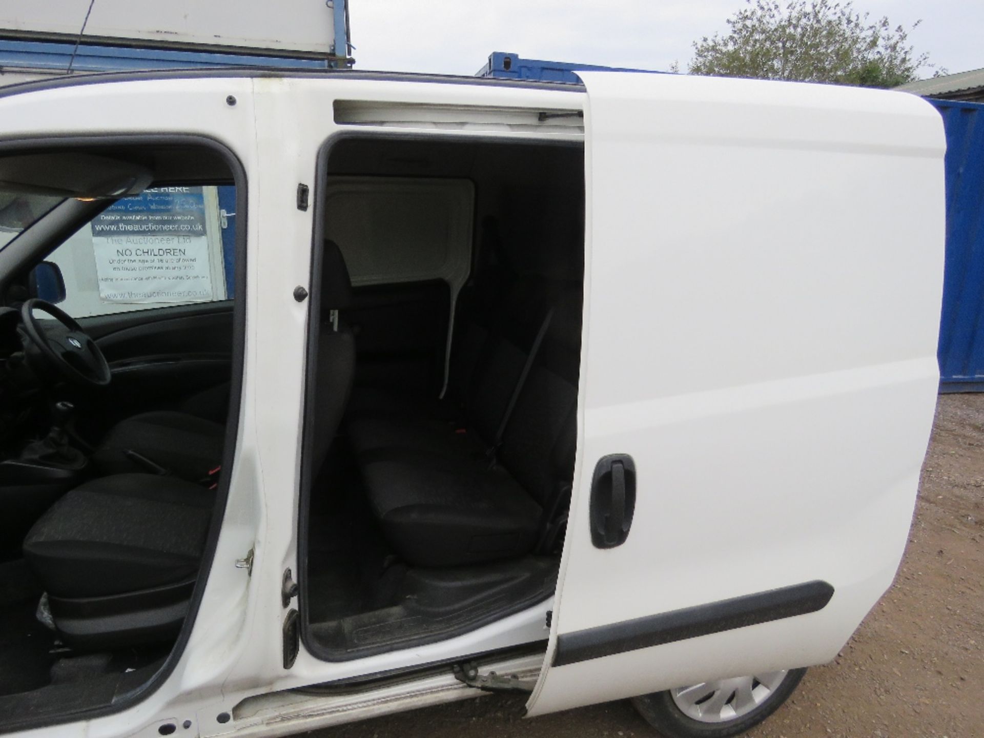 VAUXHALL COMBO L1H1-CDTI FIVE SEATER VAN REG: FL16 ONO. 98, 248 RECORDED MILES. 2 KEYS. WITH V5 (OWN - Image 18 of 21