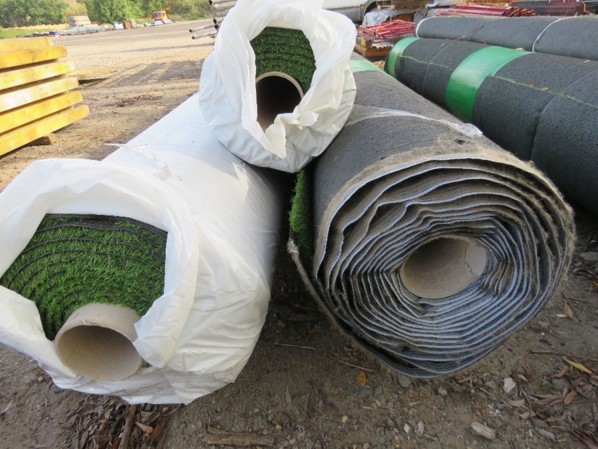 3 X ROLLS OF QUALITY ASTRO TURF FAKE LAWN GRASS,4 METRE WIDTH APPROX, ASSORTED LENGTHS. THIS LOT - Bild 2 aus 4