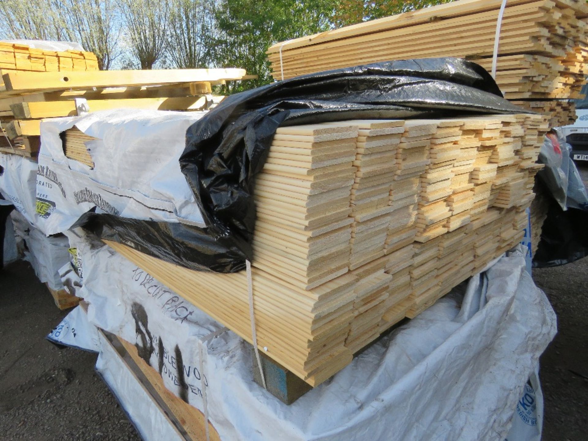 PACK OF UNTREATED HIT AND MISS FENCE CLADDING TIMBER BOARDS. 1.74M LENGTH X 100MM WIDTH APPROX.