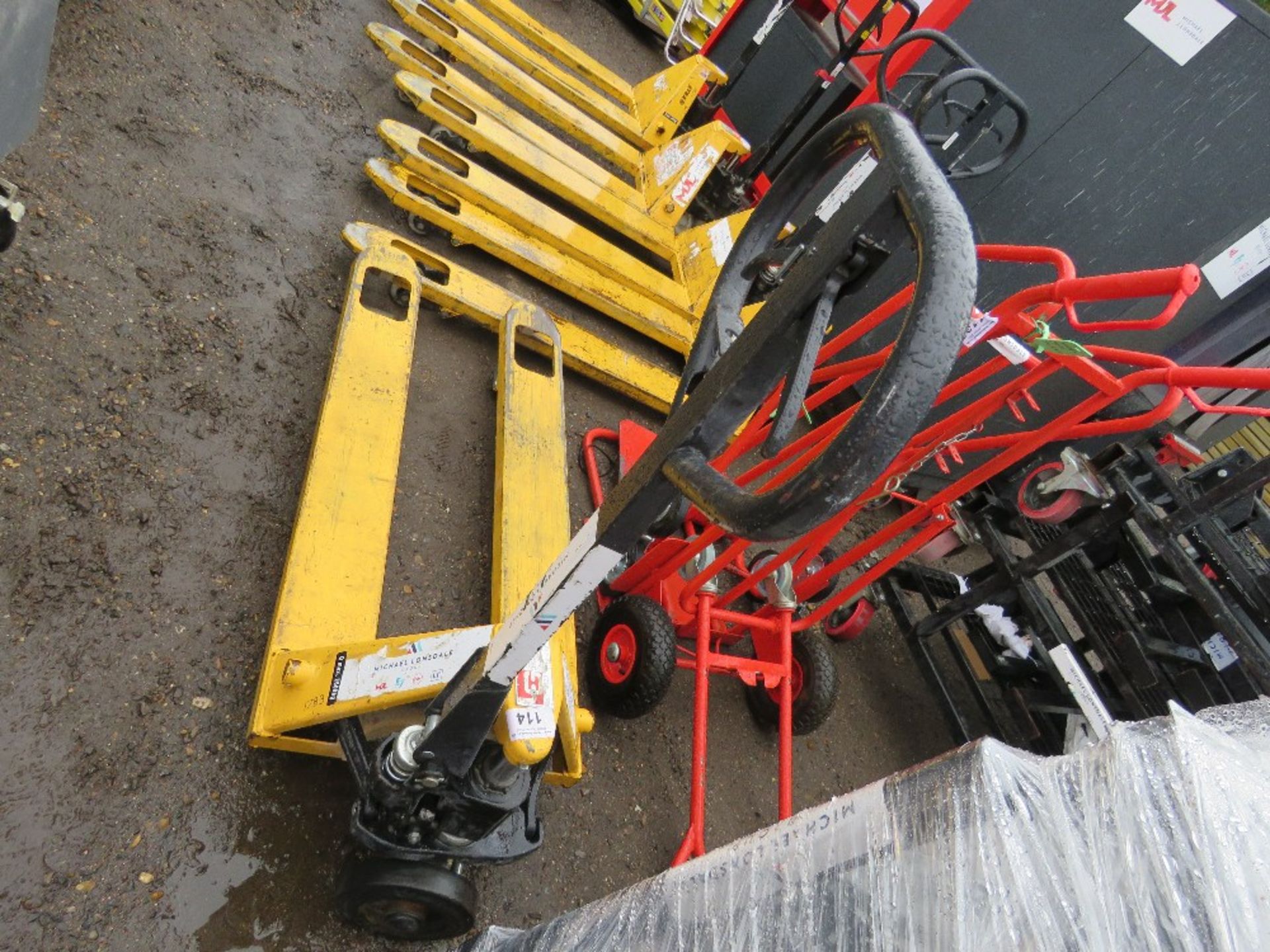 HYDRAULIC PALLET TRUCK. SOURCED FROM LARGE CONSTRUCTION COMPANY LIQUIDATION. - Image 2 of 3