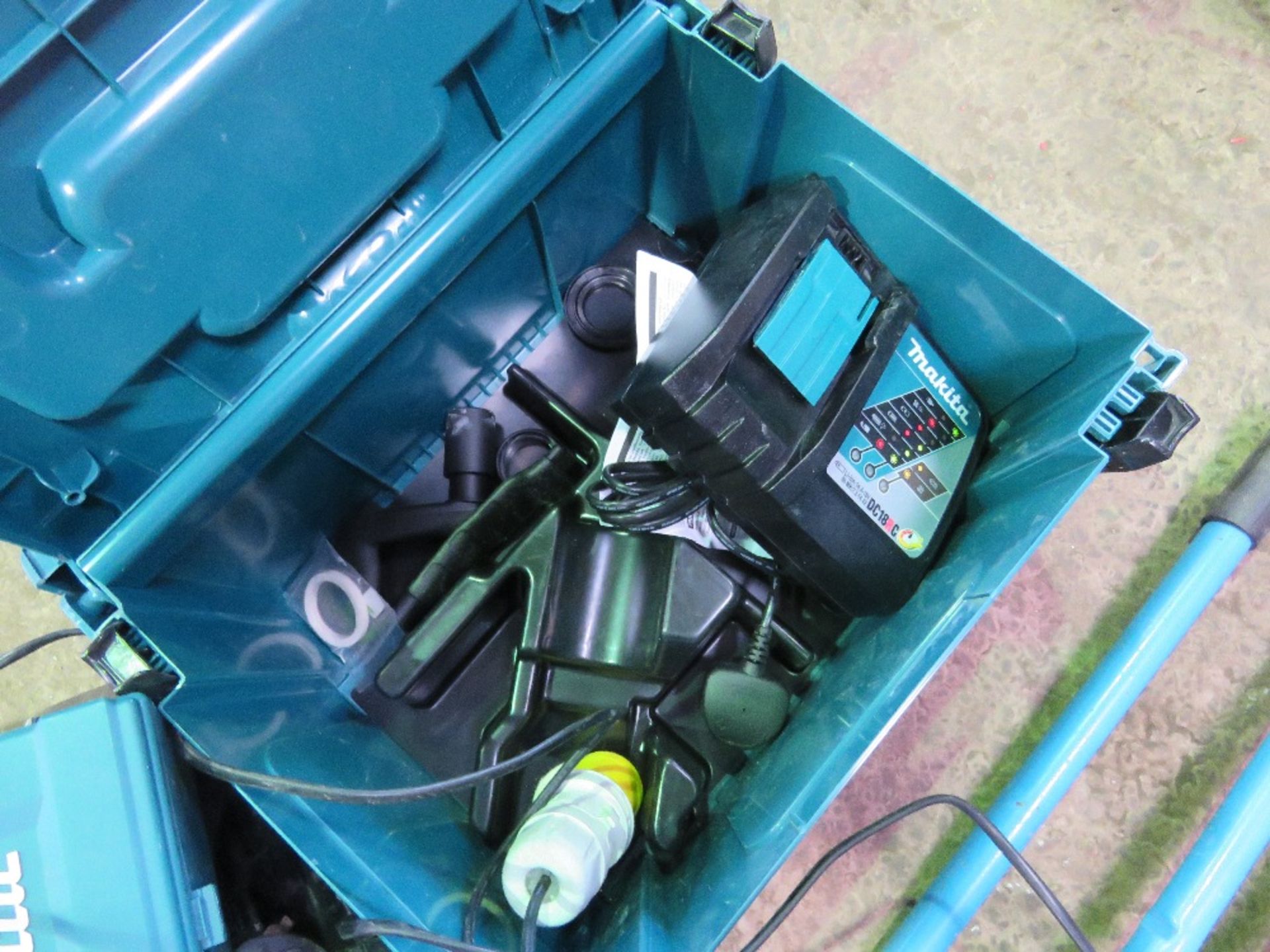 MAKITA AND OTHER BATTERY TOOL CHARGERS. SOURCED FROM LOCAL BUILDING COMPANY LIQUIDATION. - Image 2 of 5