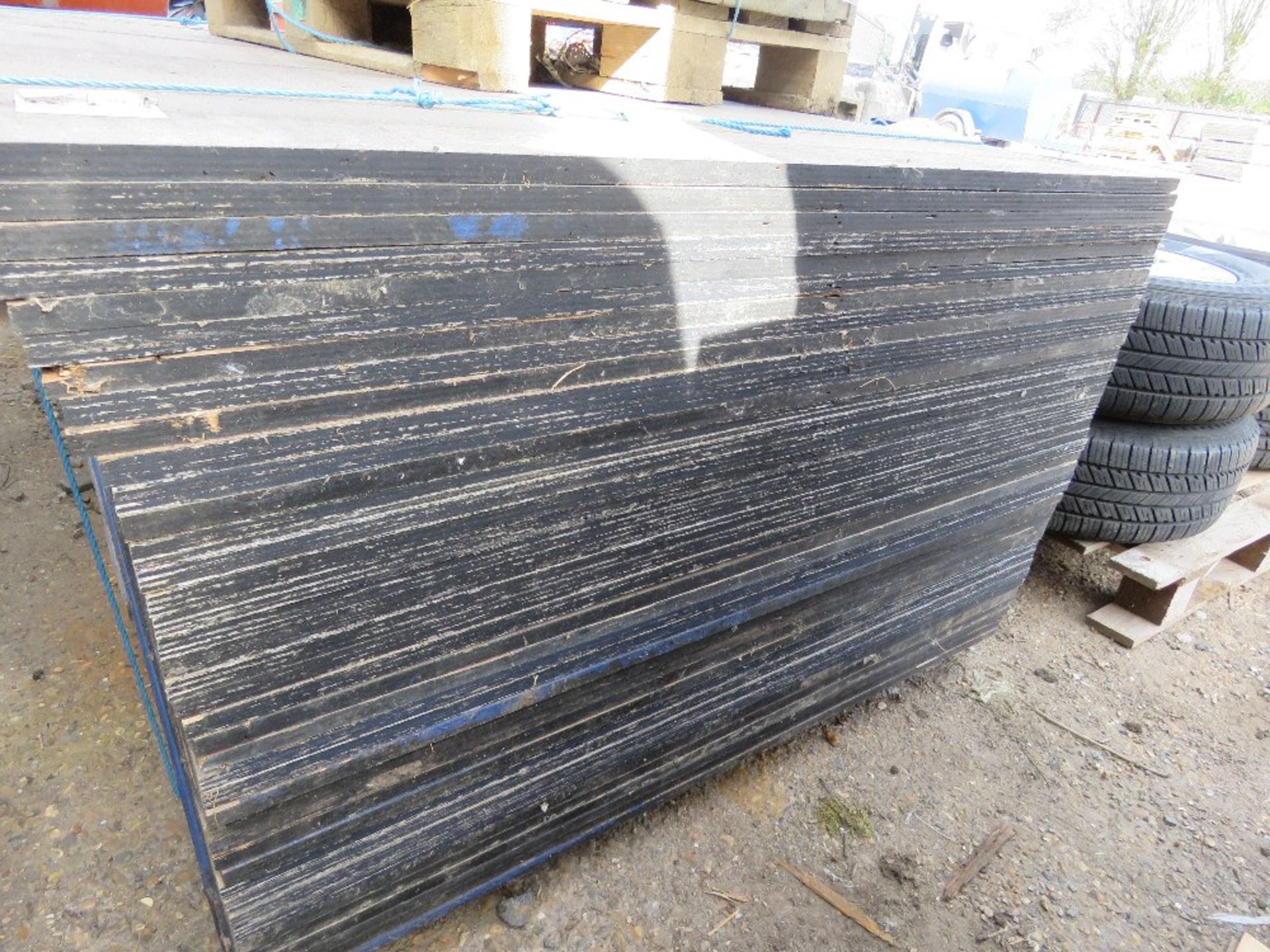 BUNDLE OF 40NO SHEETS OF 18MM PLYWOOD, BLUE PAINTED ON ONE SITE, DIRECT FROM SITE CLEARANCE. THI - Image 2 of 3