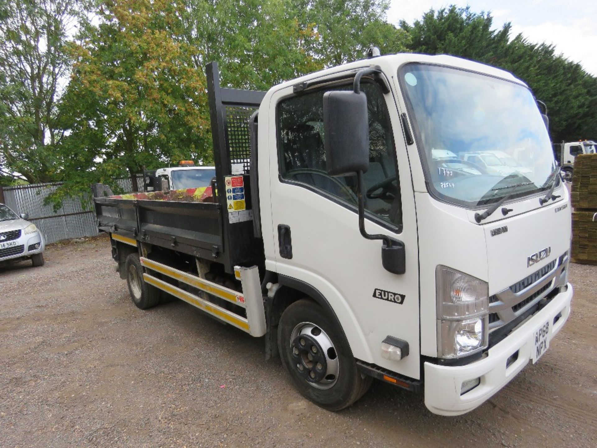 ISUZU URBAN EURO 6 7500KG TIPPER LORRY REG:AP68 NPX. ONE OWNER FROM NEW WITH V5. DIRECT FROM LOCAL U - Image 2 of 15