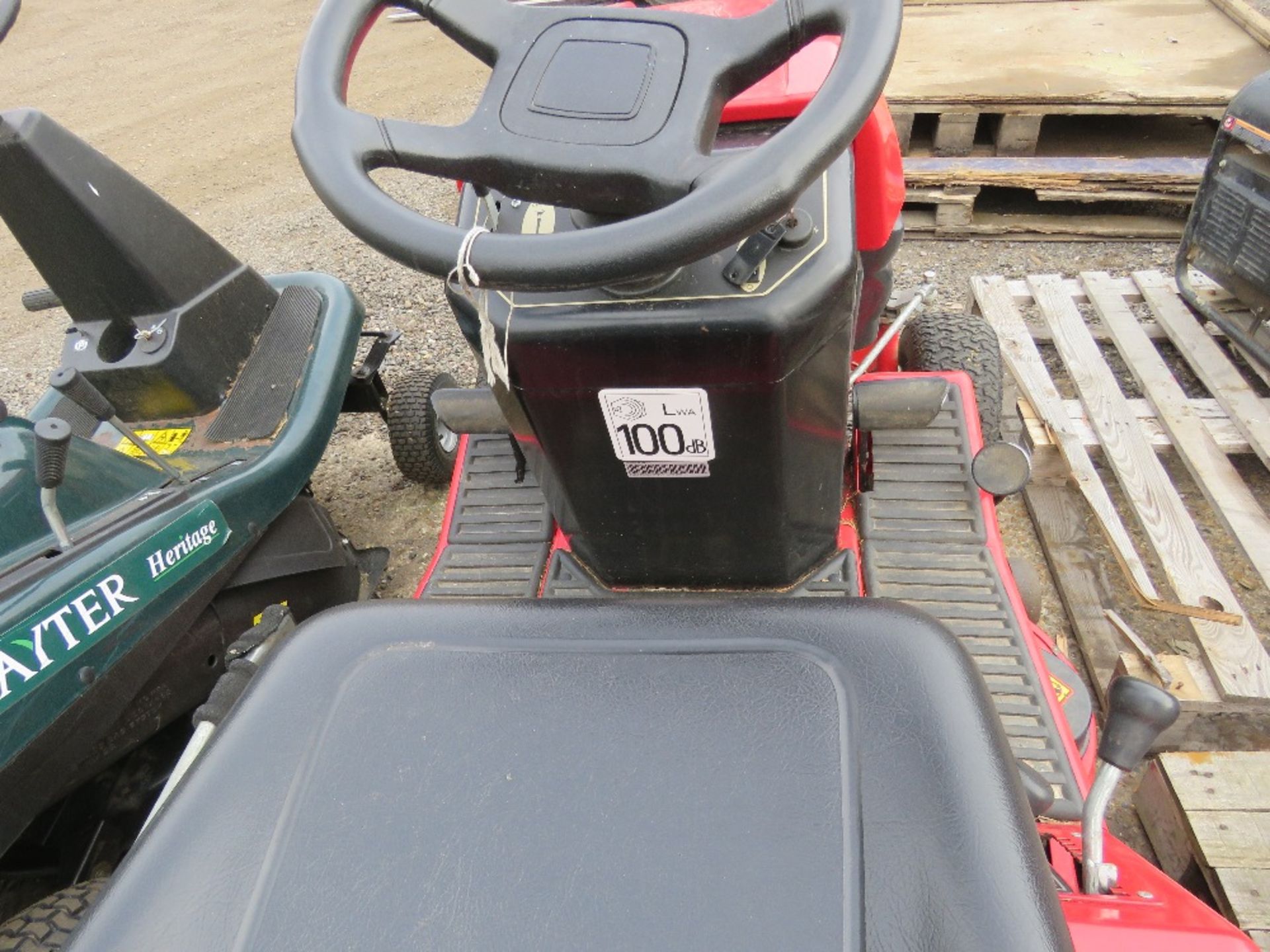 WESTWOOD S1300 RIDE ON MOWER WITH COLLECTOR. WHEN TESTED WAS SEEN TO RUN, DRIVE AND MOWERS ENGAGED. - Image 5 of 6