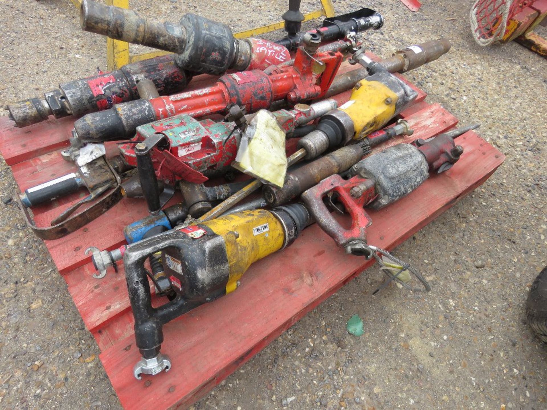 PALLET OF ASSORTED AIR BREAKERS AND SCABBLERS. THIS LOT IS SOLD UNDER THE AUCTIONEERS MARGIN SCHE - Image 4 of 6