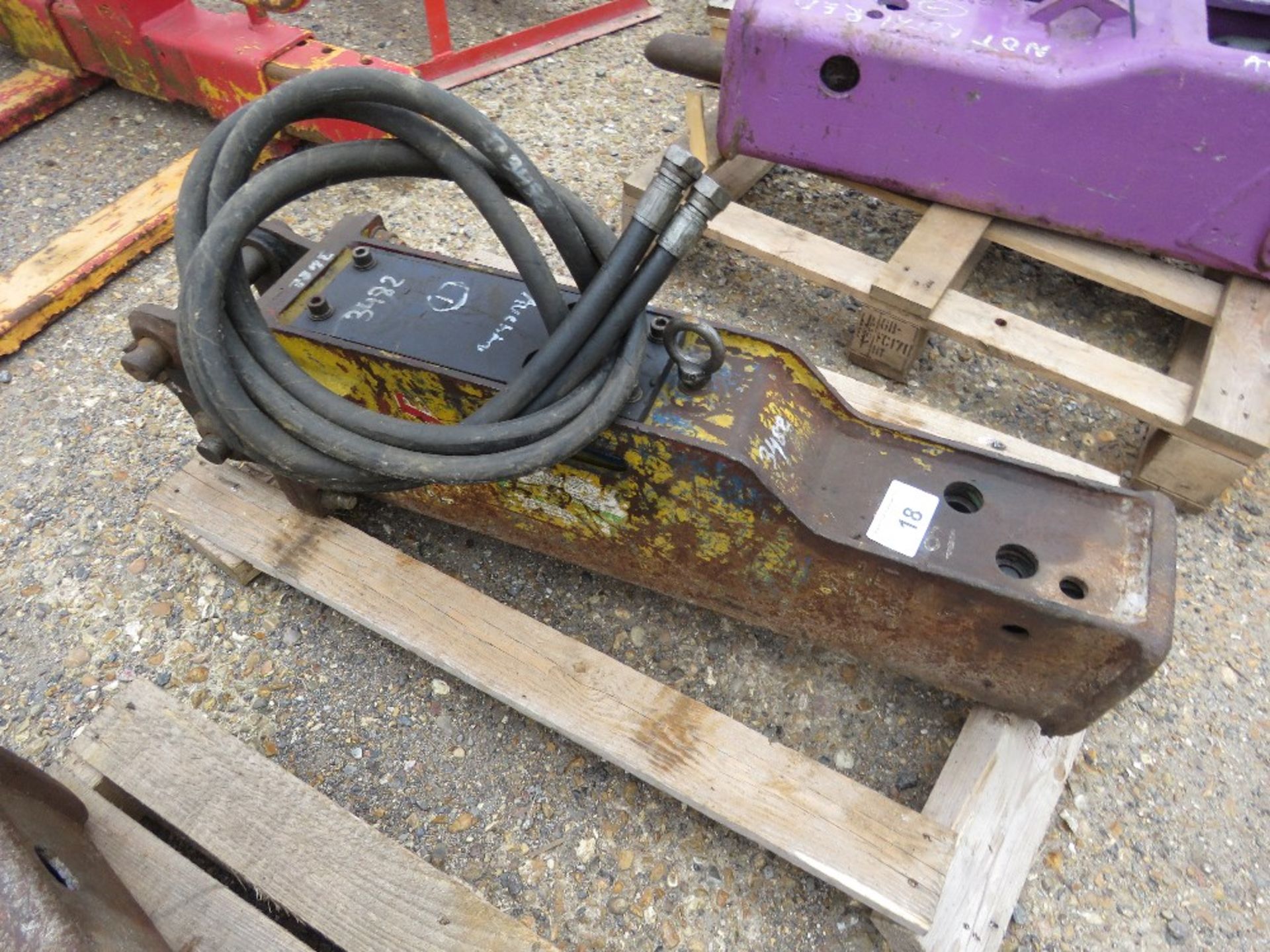 OKB EXCAVATOR MOUNTED HYDRAULIC BREAKER. 30MM PINS ON HEADSTOCK. SUITABLE FOR 3 TONNE MACHINE APPROX
