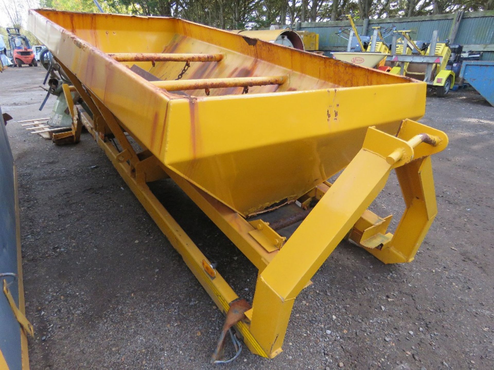 GRITTER BODY ON HL5 FRAME, 10FT LENGTH APPROX. SUITABLE FOR 7.5 TONNE HOOK LOADER LORRY. - Image 3 of 8