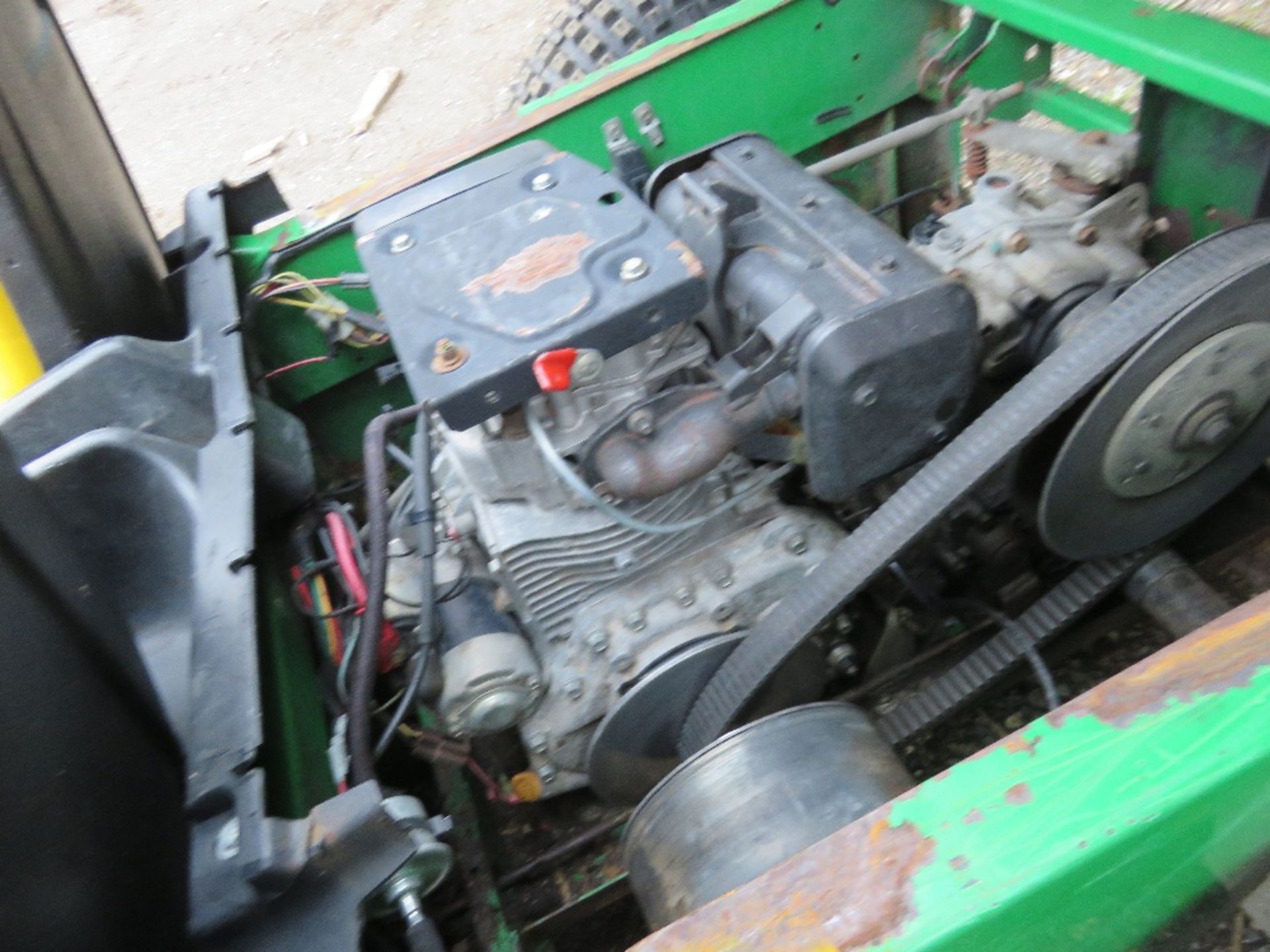 JOHN DEERE DIESEL ENGINED GATOR UTILITY VEHICLE, 2WD. WHEN TESTED WAS SEEN TO DRIVE. SEE VIDEO. - Image 4 of 6