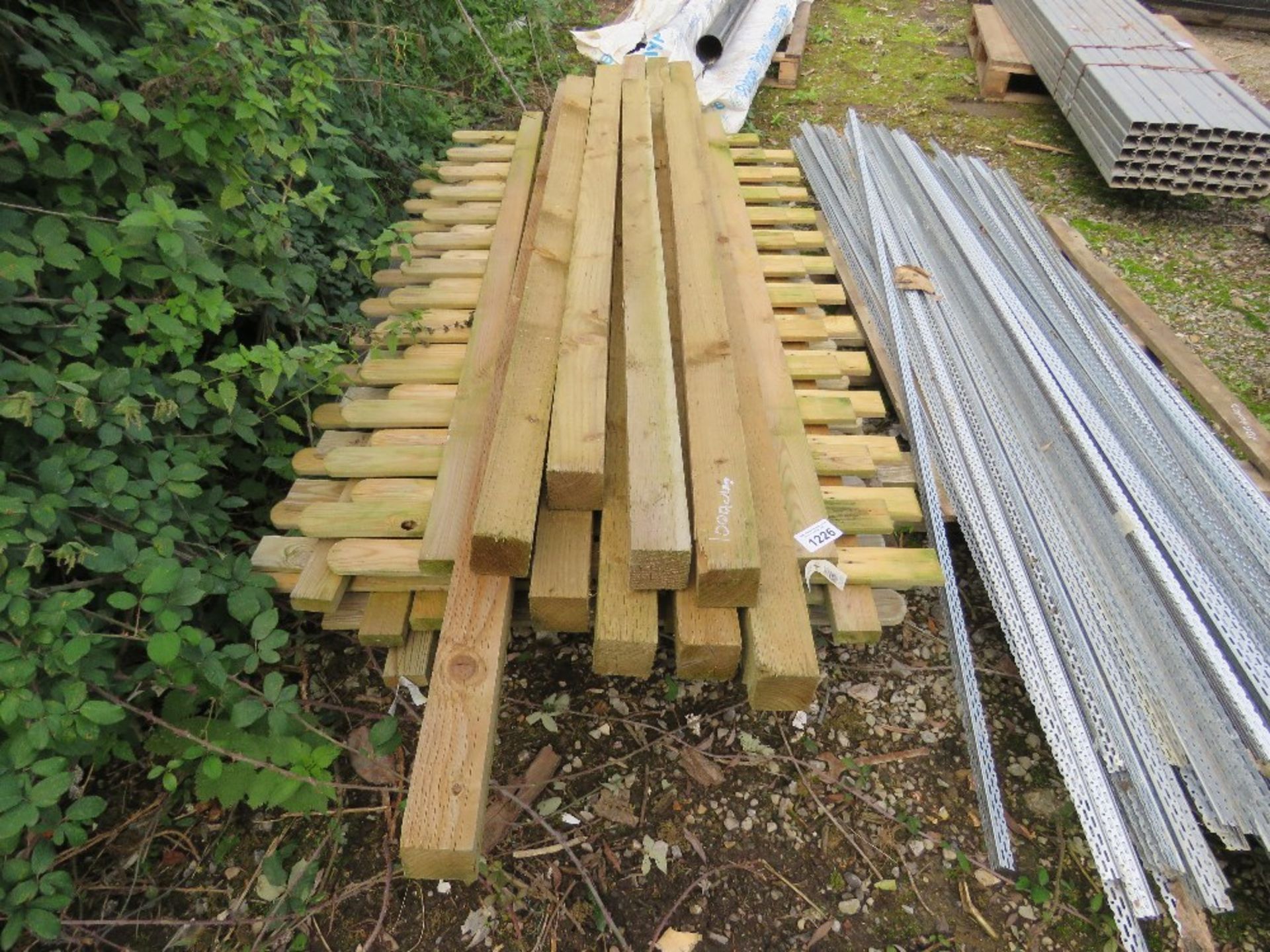 PICKET FENCING PLUS POSTS. THIS LOT IS SOLD UNDER THE AUCTIONEERS MARGIN SCHEME, THEREFORE NO VAT - Image 3 of 4