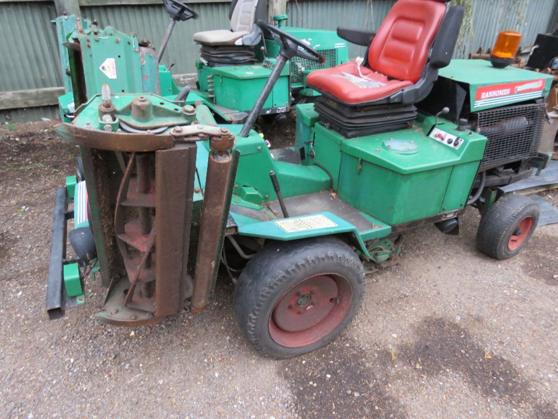 RANSOMES TRIPLE RIDE ON MOWER WITH KUBOTA ENGINE. BEEN IN STORAGE FOR SOME TIME. WHEN BRIEFLY TESTED - Image 4 of 5