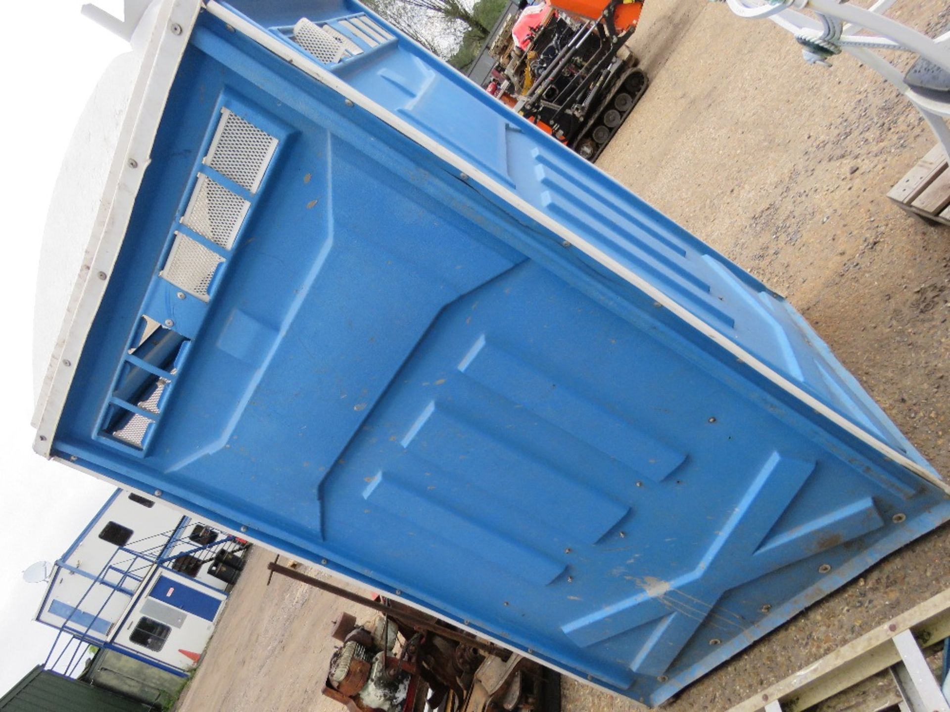 PORTABLE SITE TOILET. DIRECT FROM LOCAL LANDSCAPE COMPANY WHO ARE CLOSING A DEPOT. - Bild 2 aus 5