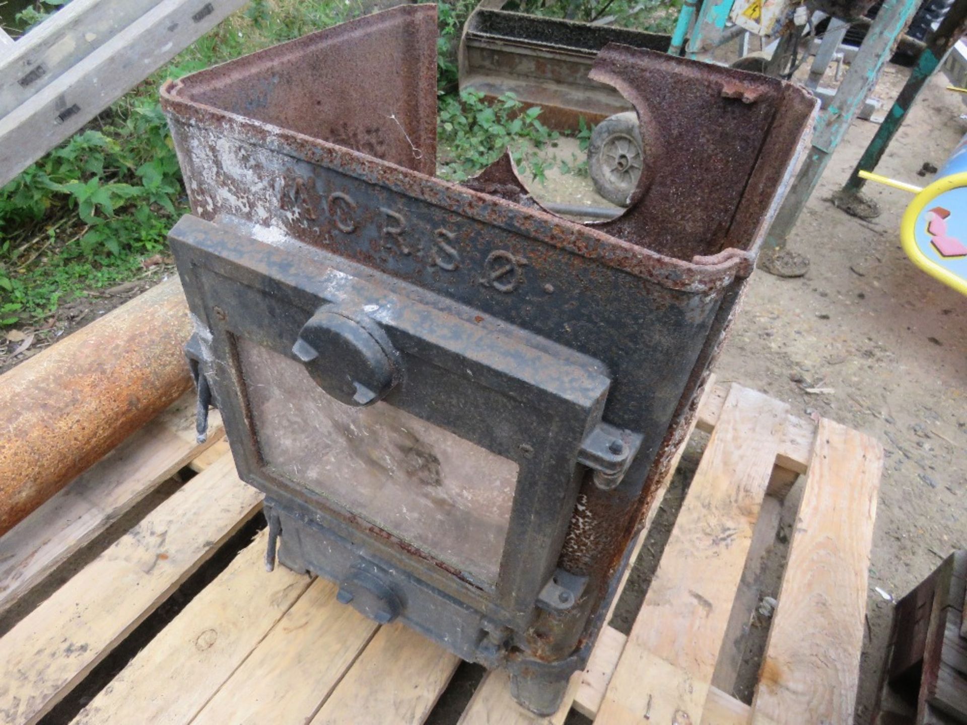 CAST IRON WOOD BURNING STOVE, REQUIRES SOME ATTENTION. - Image 2 of 5