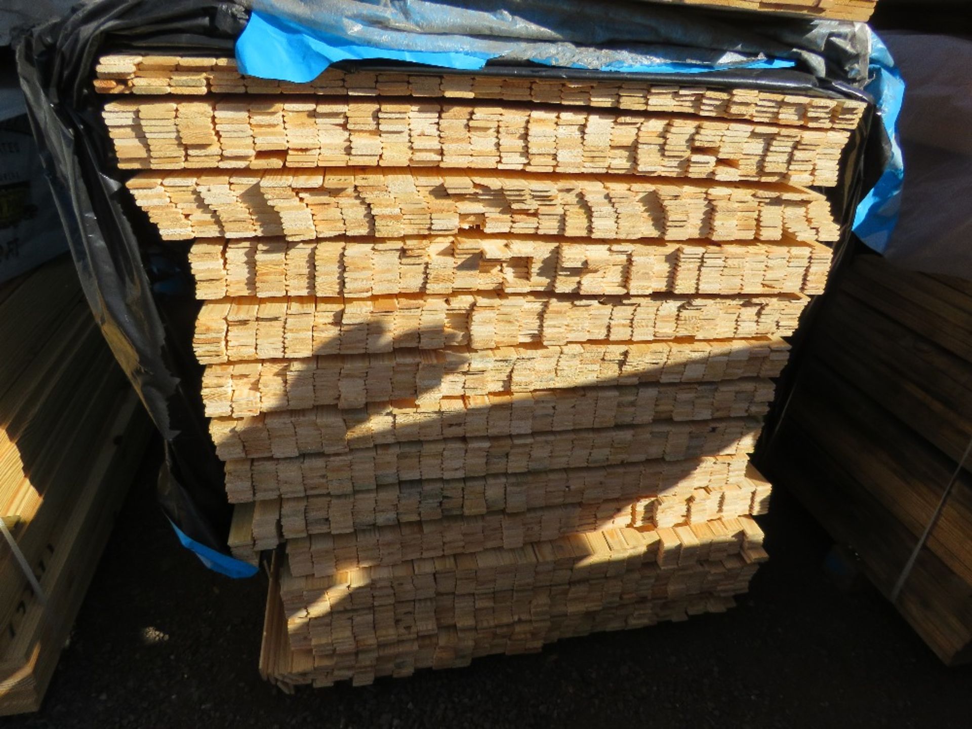 EXTRA LARGE PACK OF UNTREATED WOVEN STRIP TIMBER CLADDING BOARDS. 1.75M LENGTH X 38MM WIDTH APPROX. - Image 2 of 3