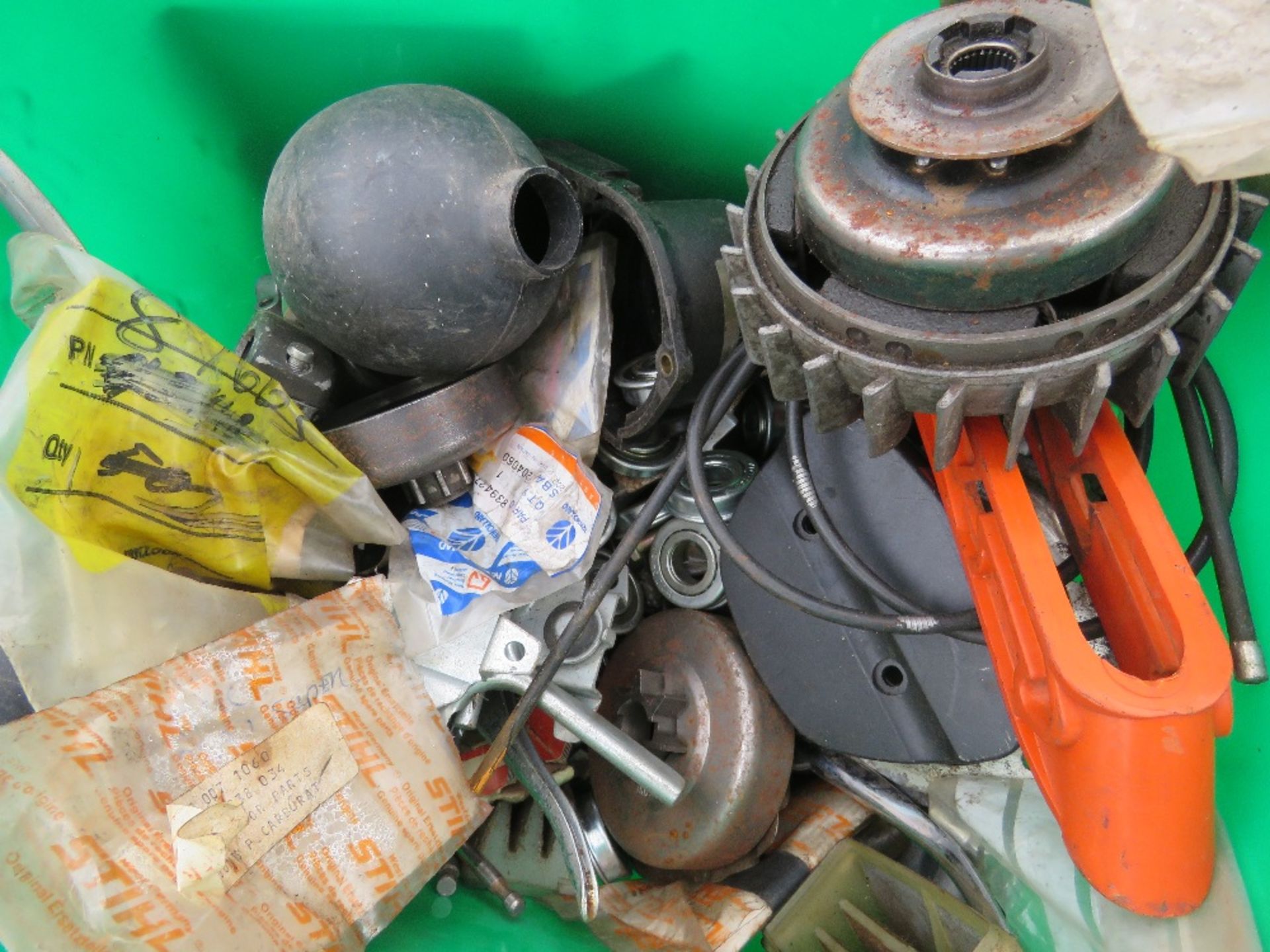 ASSORTED MOWER BLADES AND SPARES. THIS LOT IS SOLD UNDER THE AUCTIONEERS MARGIN SCHEME, THEREFORE - Image 3 of 4