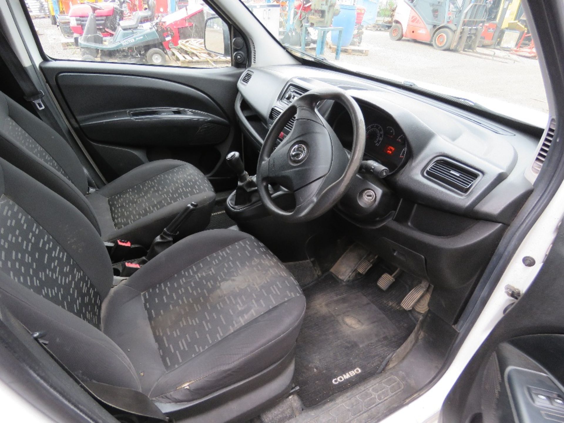 BID INCREMENT NOW £50 VAUXHALL COMBO L1H1-CDTI FIVE SEATER VAN REG: FH65 ONS. - Image 4 of 14