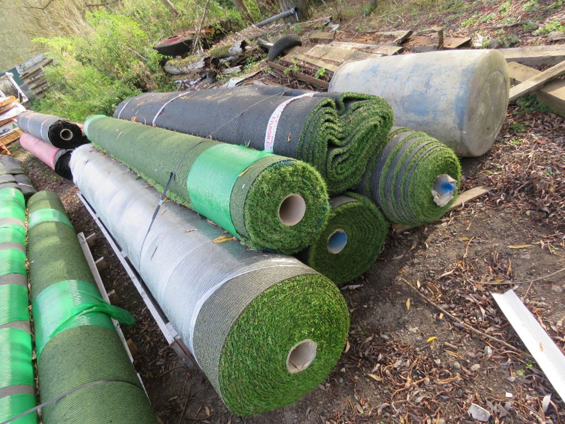 5 X ROLLS OF QUALITY ASTRO TURF FAKE LAWN GRASS, 4METRE WIDTH APPROX, ASSORTED LENGTHS. THIS LOT - Bild 4 aus 4
