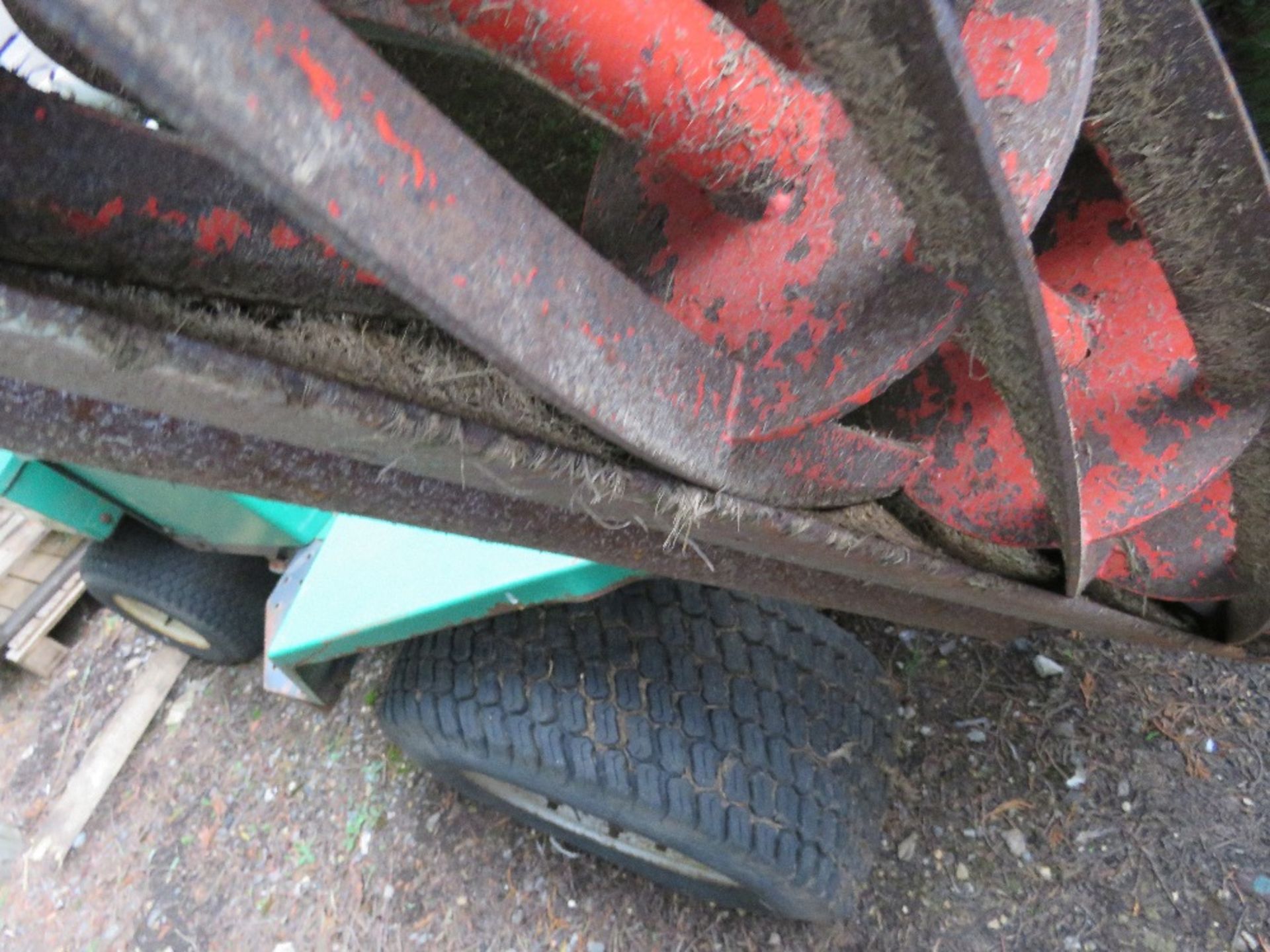 RANSOMES TRIPLE RIDE ON MOWER WITH KUBOTA ENGINE. BEEN IN STORAGE FOR SOME TIME. WHEN BRIEFLY TESTED - Image 3 of 7