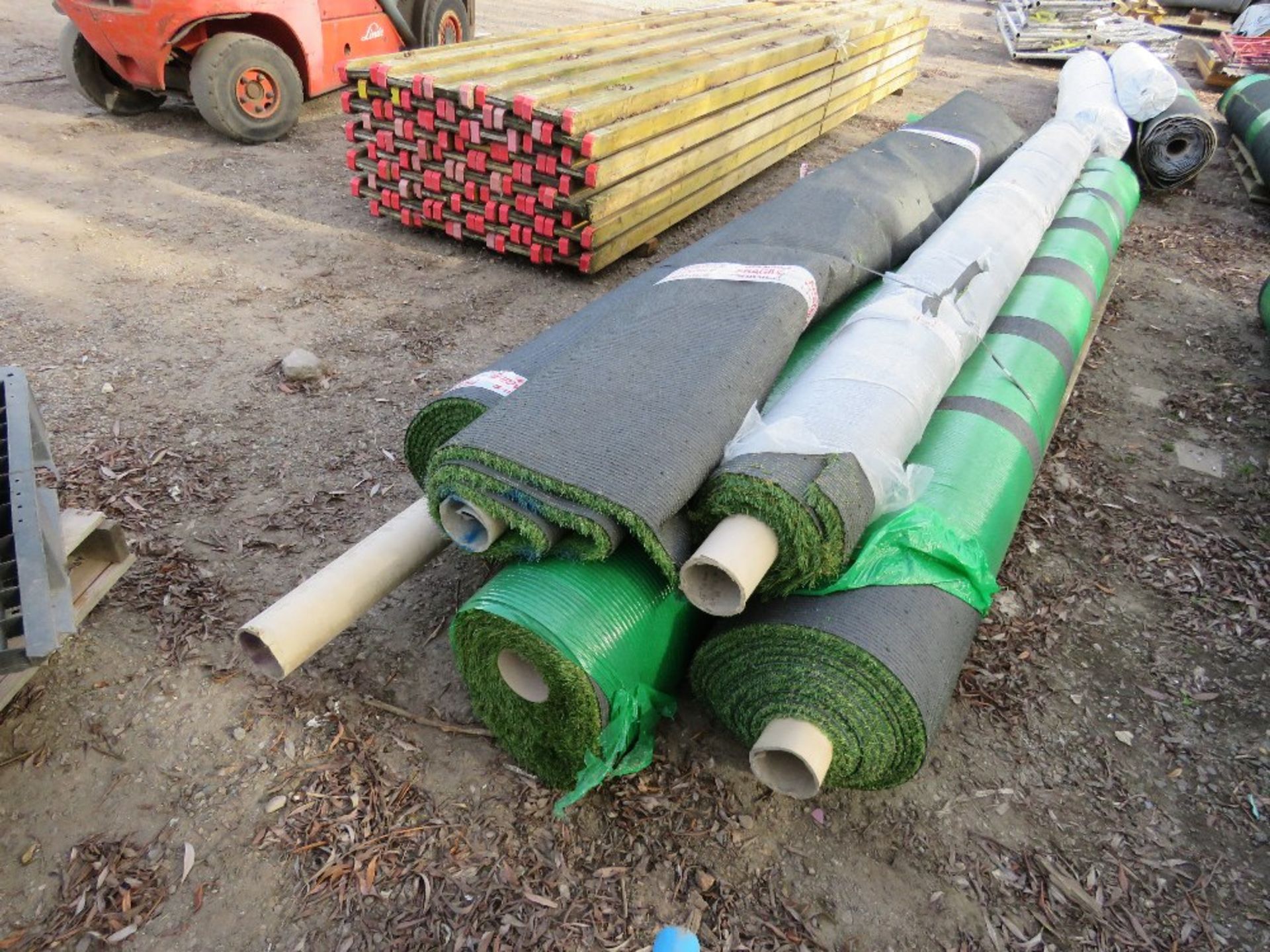 5 X ROLLS OF QUALITY ASTRO TURF FAKE LAWN GRASS, 4METRE WIDTH APPROX, ASSORTED LENGTHS. THIS LOT - Image 4 of 4