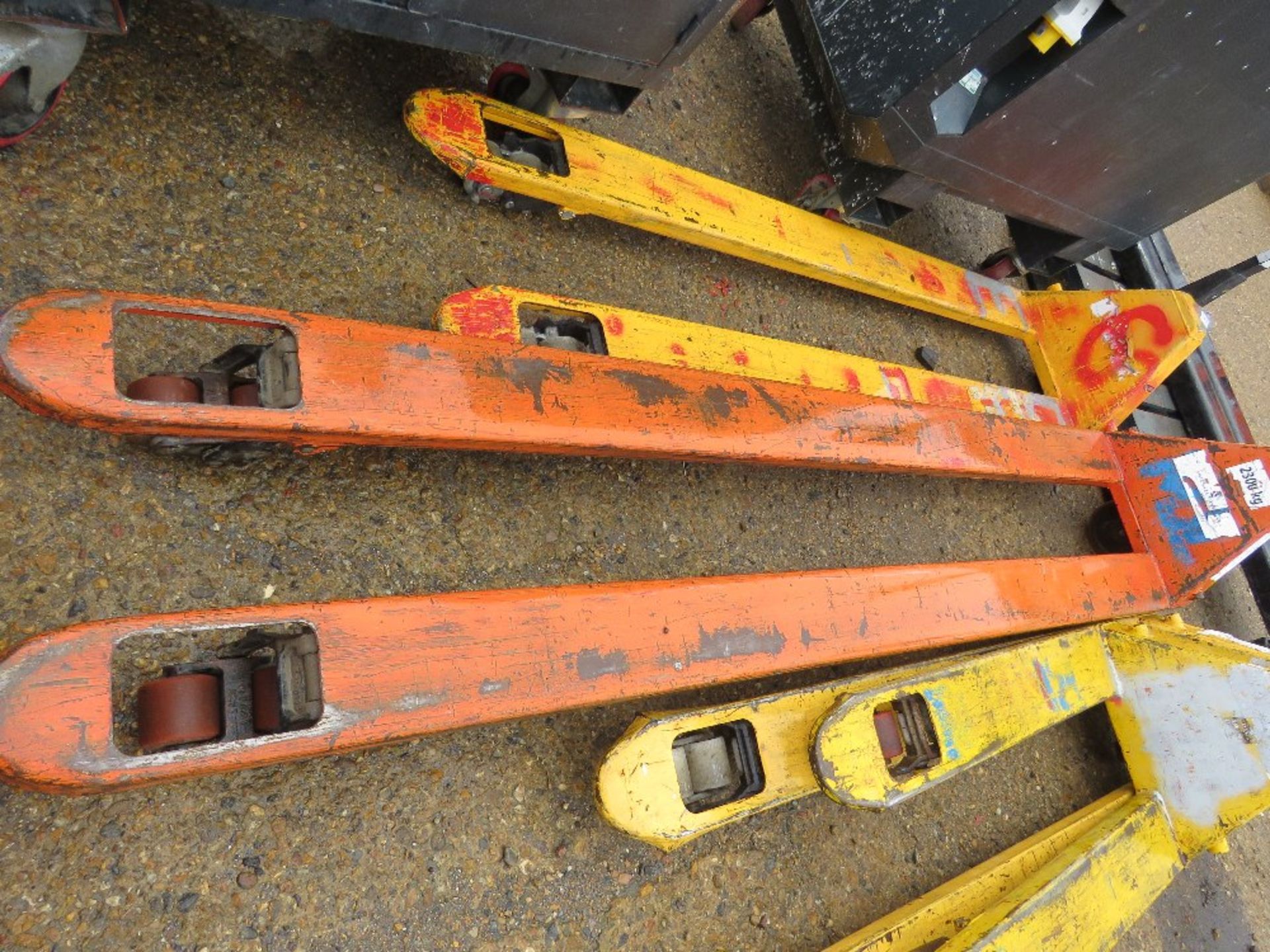 1 X PALLET TRUCK, 2.5M LENGTH BLADES. SOURCED FROM LARGE CONSTRUCTION COMPANY LIQUIDATION. - Image 2 of 4