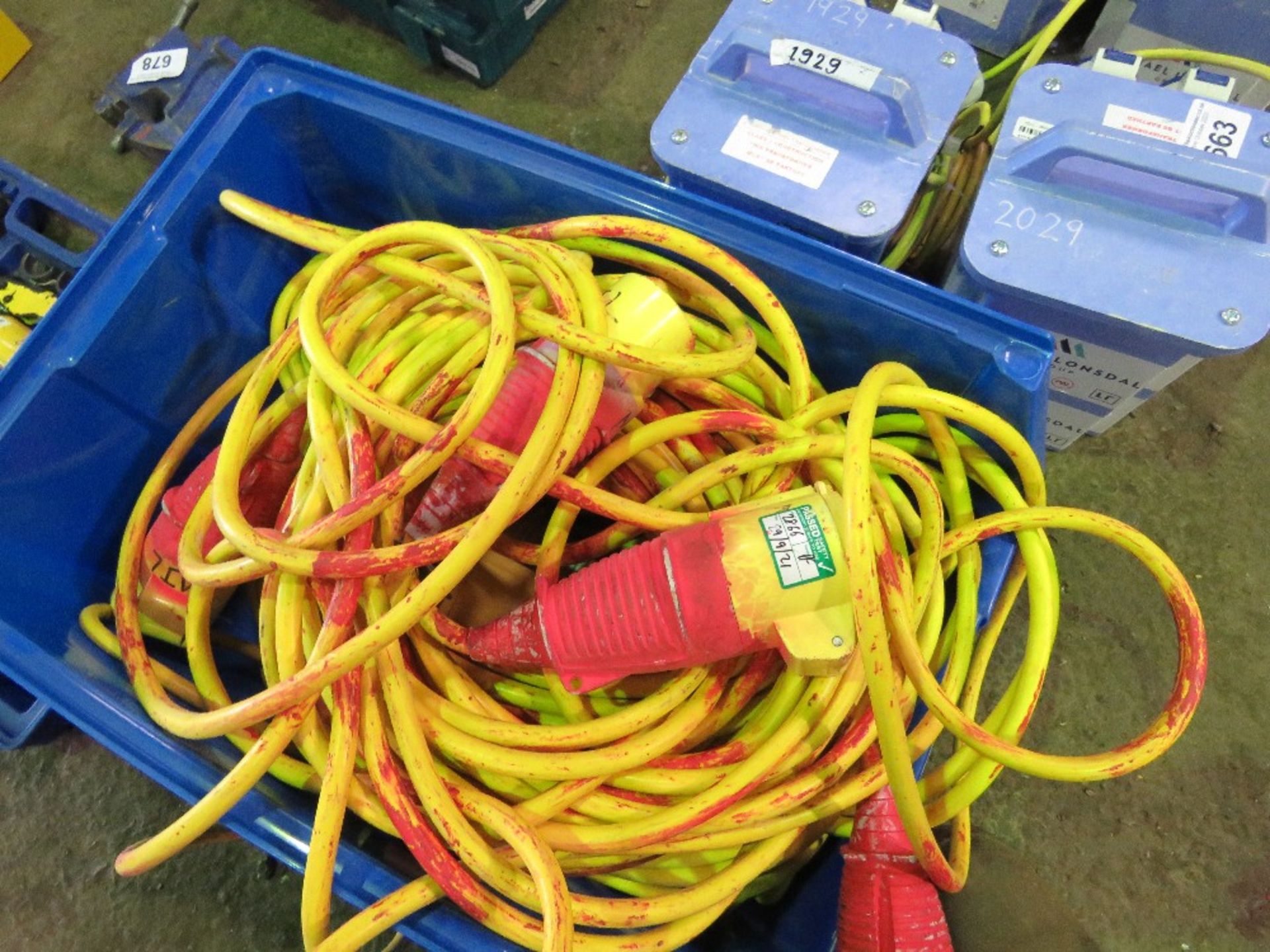 2 X CRATES CONTAINING LARGE OUTPUT 110VOLT LEADS. SOURCED FROM LOCAL BUILDING COMPANY LIQUIDATION. - Image 3 of 5