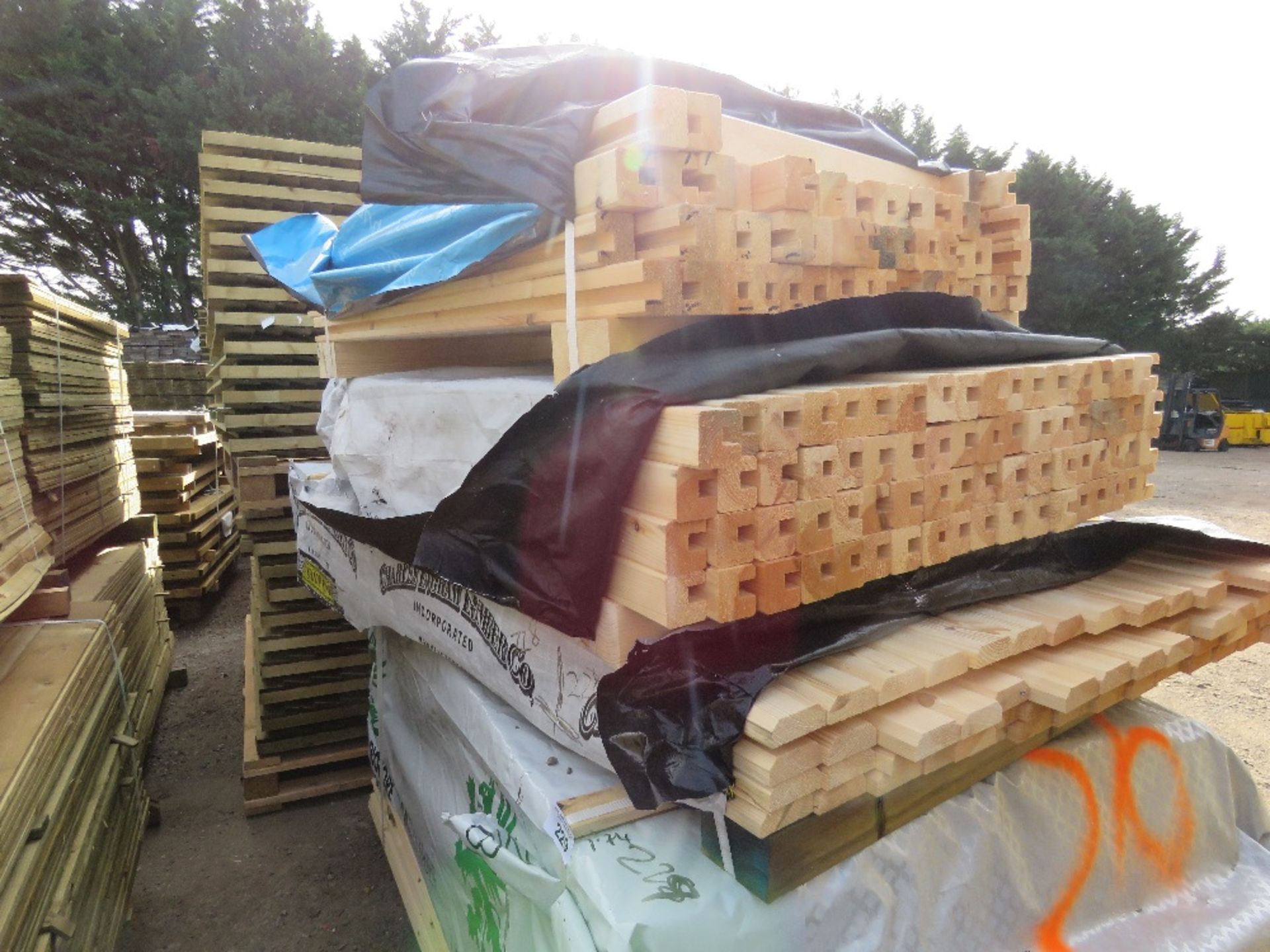 3NO SMALL PACKS OF MIXED FENCING TIMBERS 1.1M-1.8M APPROX, UNTREATED.
