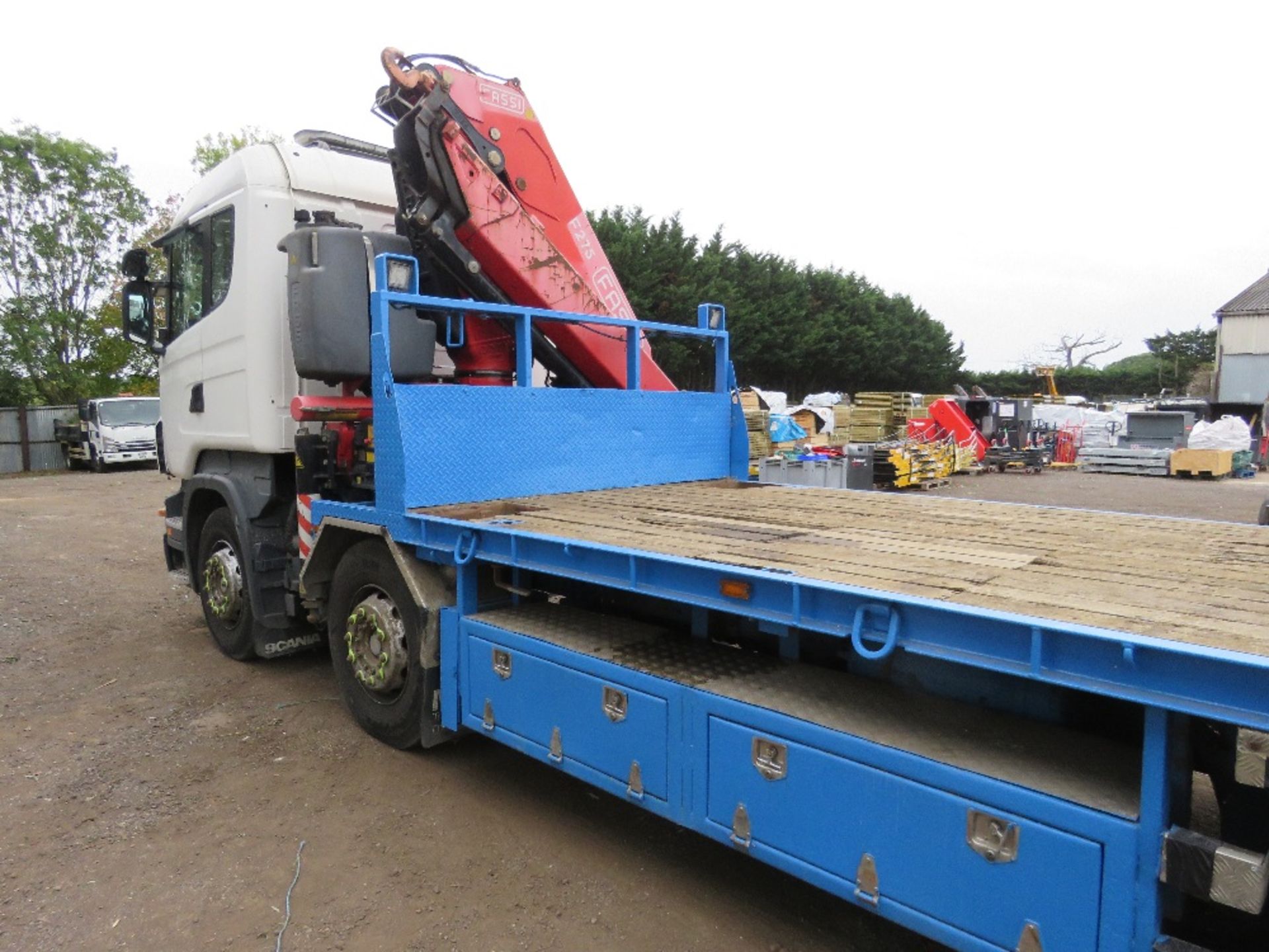 SCANIA R420 8X2 BEAVER TAIL PLANT LORRY WITH FASSI F275 REMOTE OPERATED CRANE REG: MX57 LXC. FIRST R - Image 14 of 27