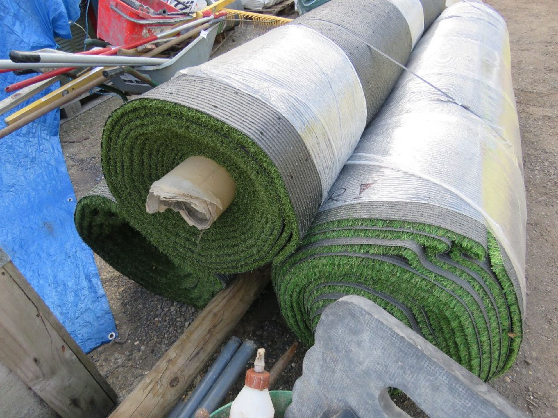 3 X ROLLS OF QUALITY ASTRO TURF GRASS 8-10FT. THIS LOT IS SOLD UNDER THE AUCTIONEERS MARGIN SCHEM - Image 2 of 4