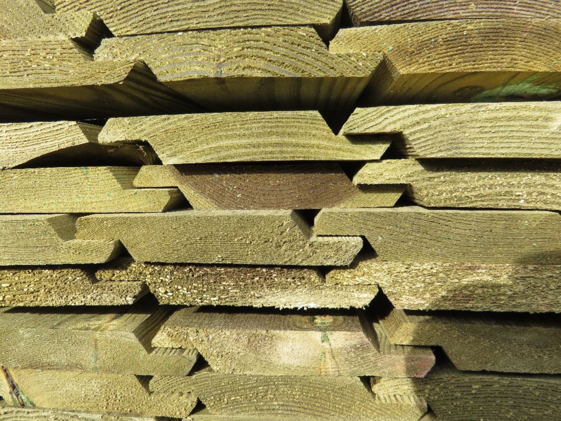 LARGE PACK OF PRESSURE TREATED SHIPLAP FENCE CLADDING TIMBER BOARDS. 1.73M LENGTH X 100MM WIDTH APPR - Image 3 of 3