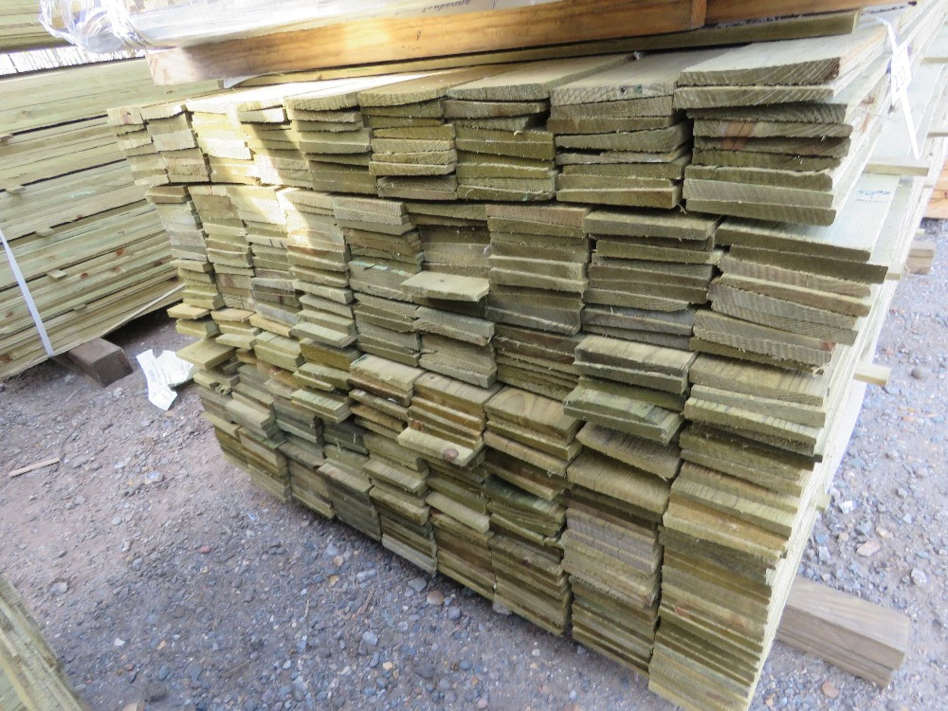 LARGE PACK OF PRESSURE TREATED FEATHER EDGE FENCE CLADDING TIMBER BOARDS. 1.80M LENGTH X 100MM WIDTH - Image 2 of 3