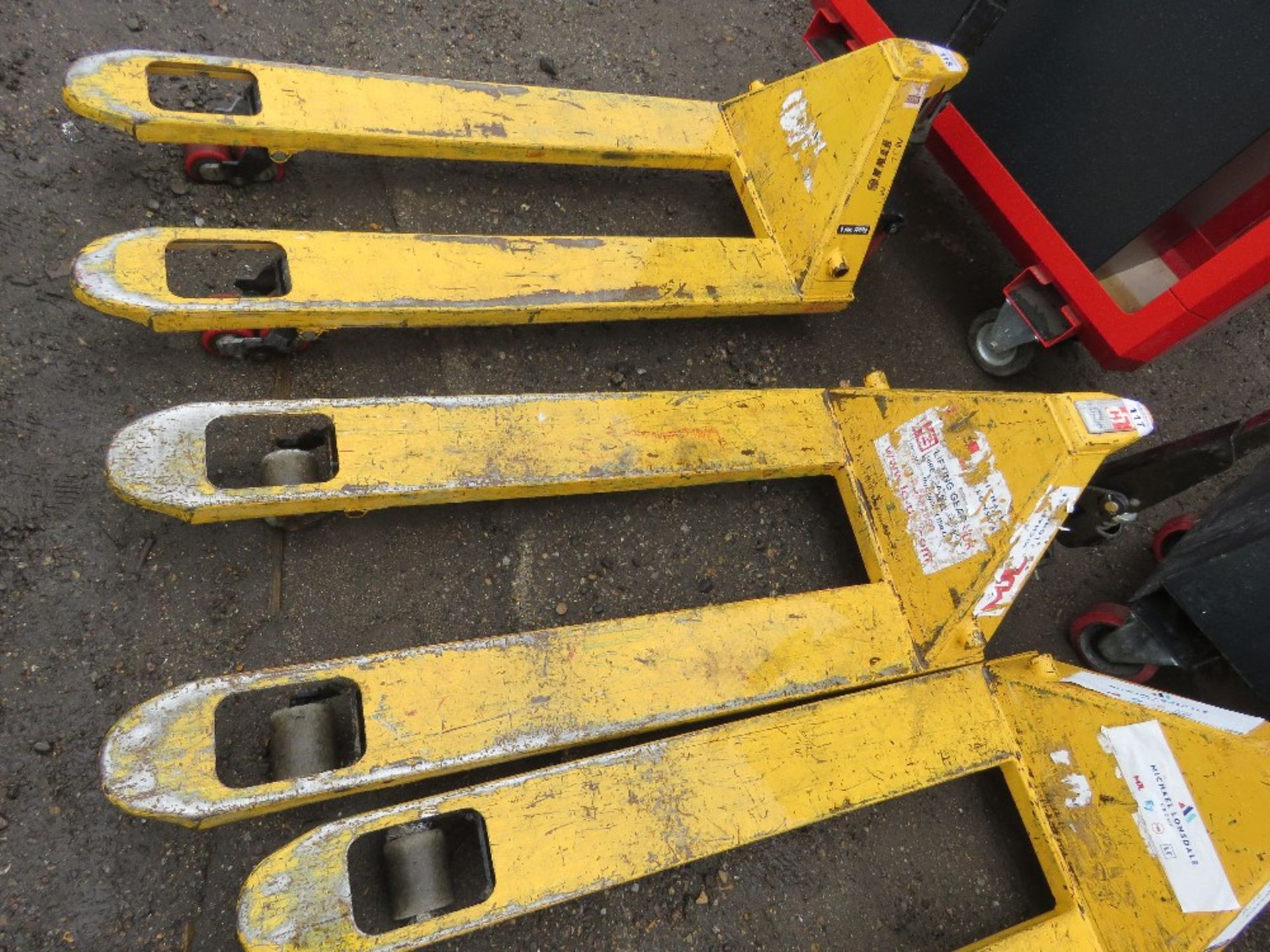 HYDRAULIC PALLET TRUCK. SOURCED FROM LARGE CONSTRUCTION COMPANY LIQUIDATION.